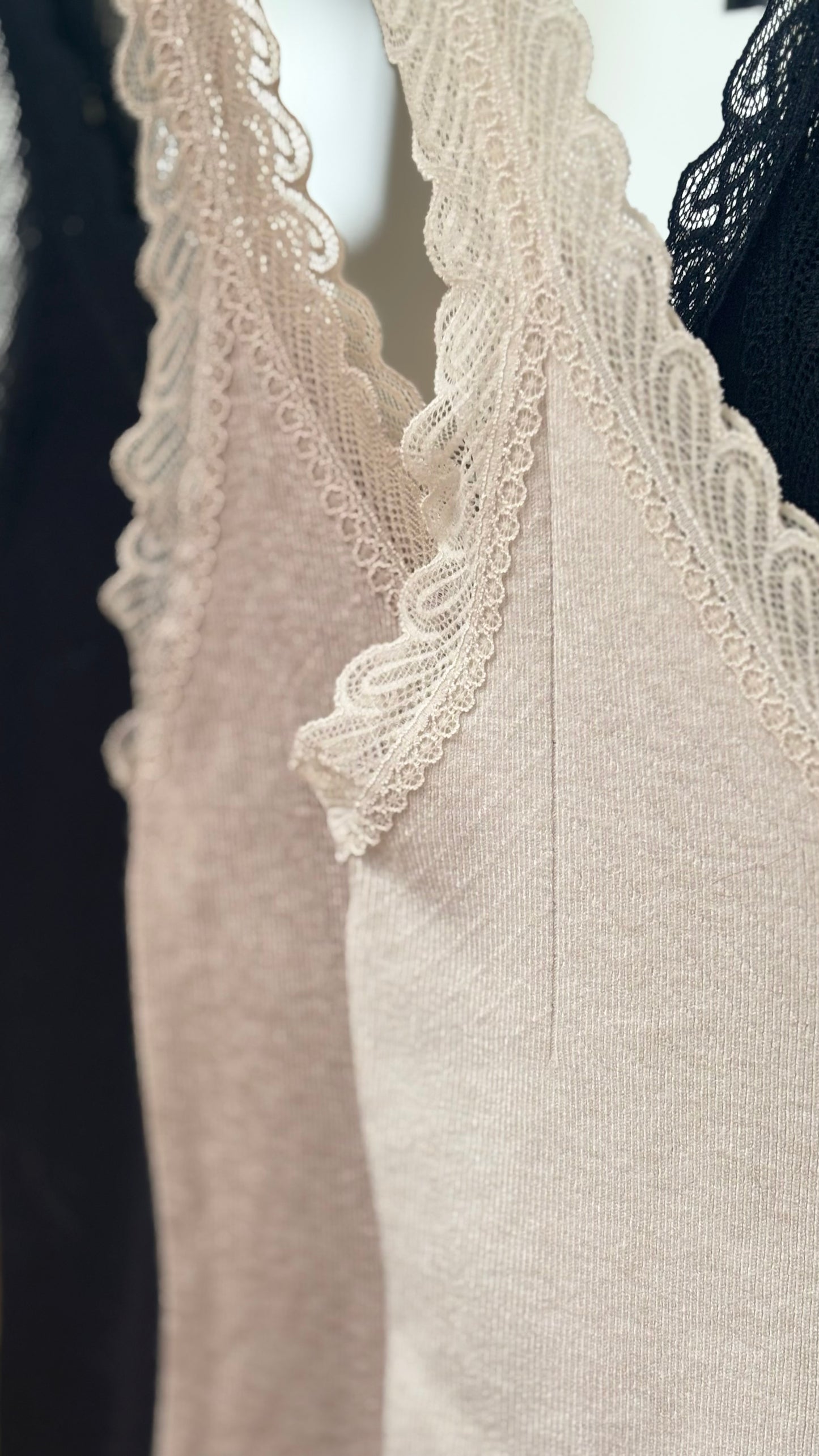 Elegant Essential Top mit Spitze – Zart, weich & vielseitig