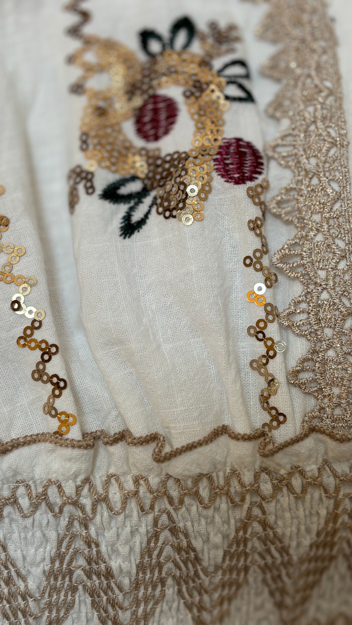 Golden Boho Dress – Maxikleid mit Stickerei und Paillettendetails
