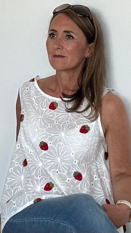 Weißes Baumwolltop aus Broderie Anglaise mit aufgestickten Erdbeeren. Detaisl findest du in der Produktbeschreibung.