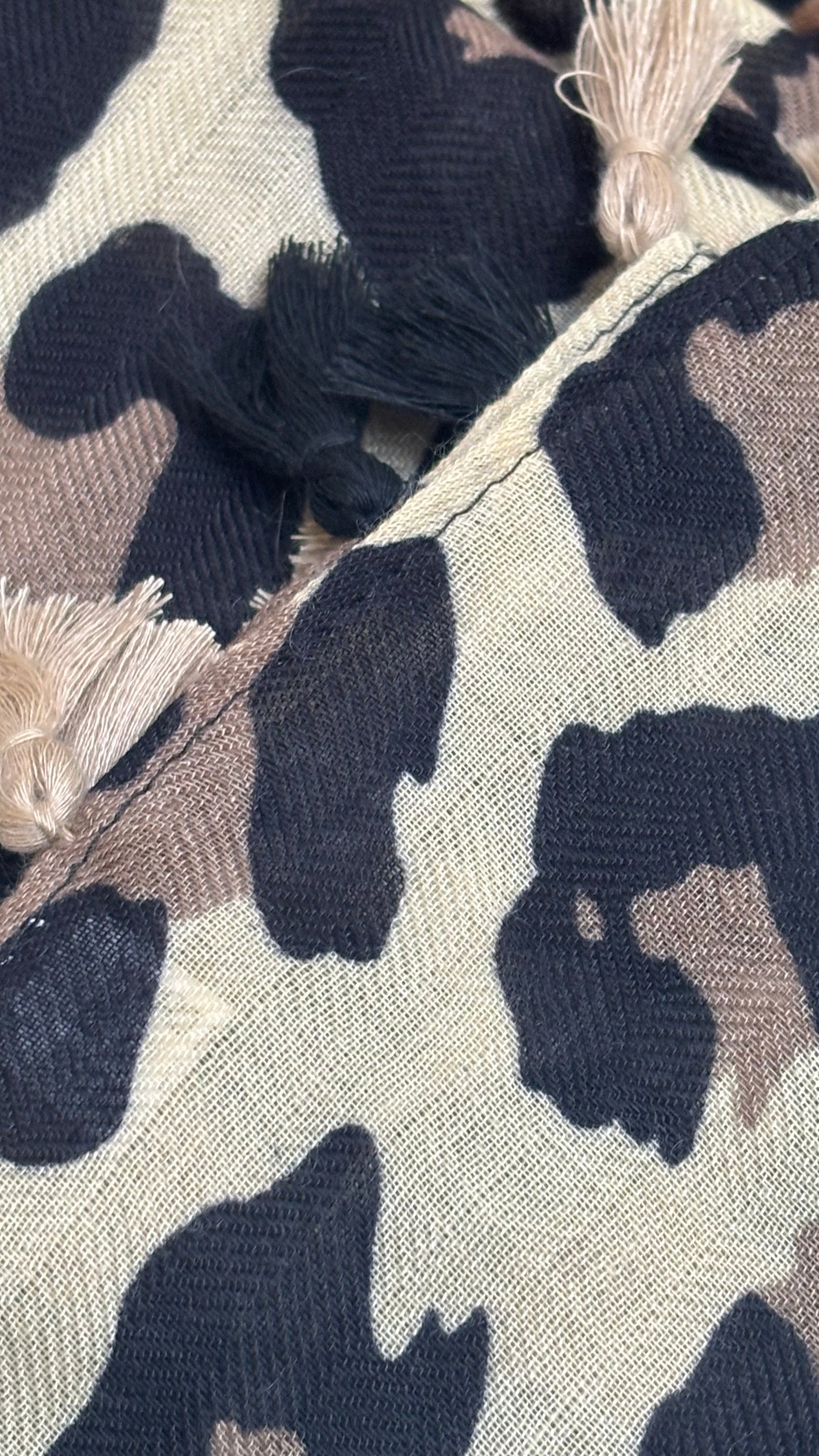 Wild Grace Scarf – Leo-Tuch mit Troddeln
