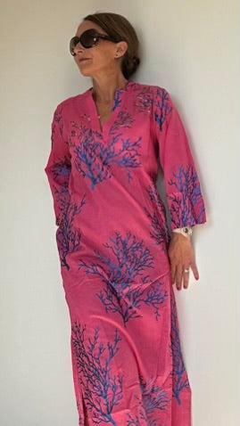 Langes pinkes Strandkleid mit blauem Korallenmuster. Weitere Details und Beschreibungen findest du unten in der Produktbeschreibung.