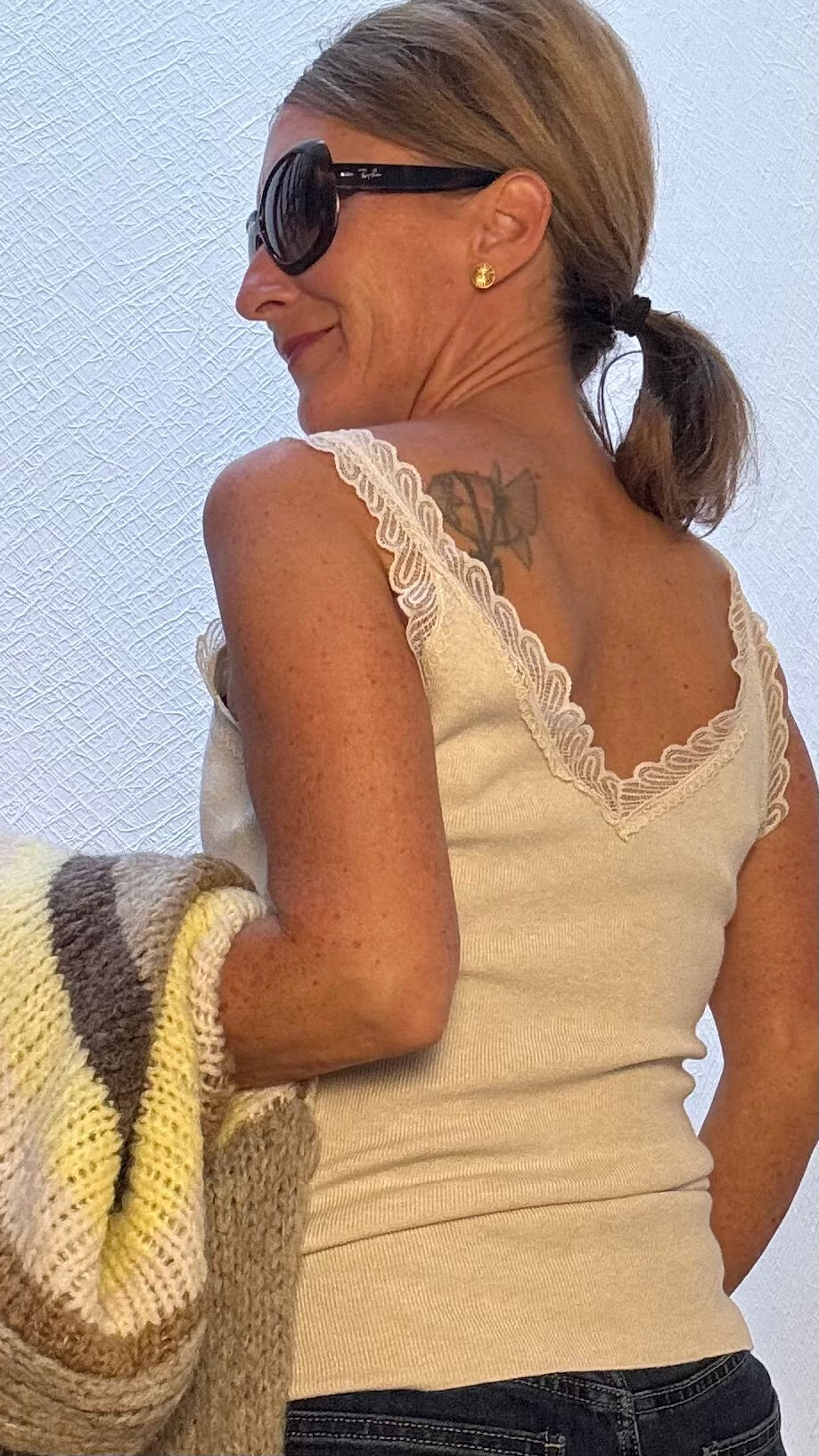 Elegant Essential Top mit Spitze – Zart, weich & vielseitig