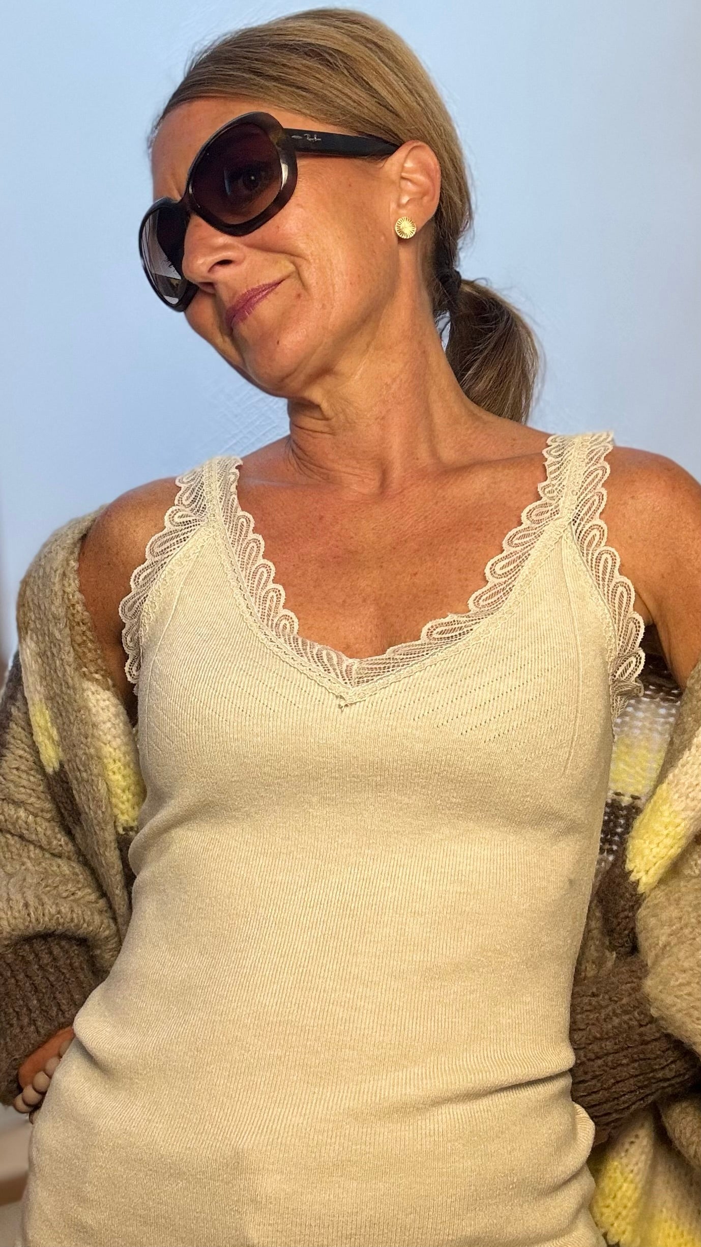 Elegant Essential Top mit Spitze – Zart, weich & vielseitig