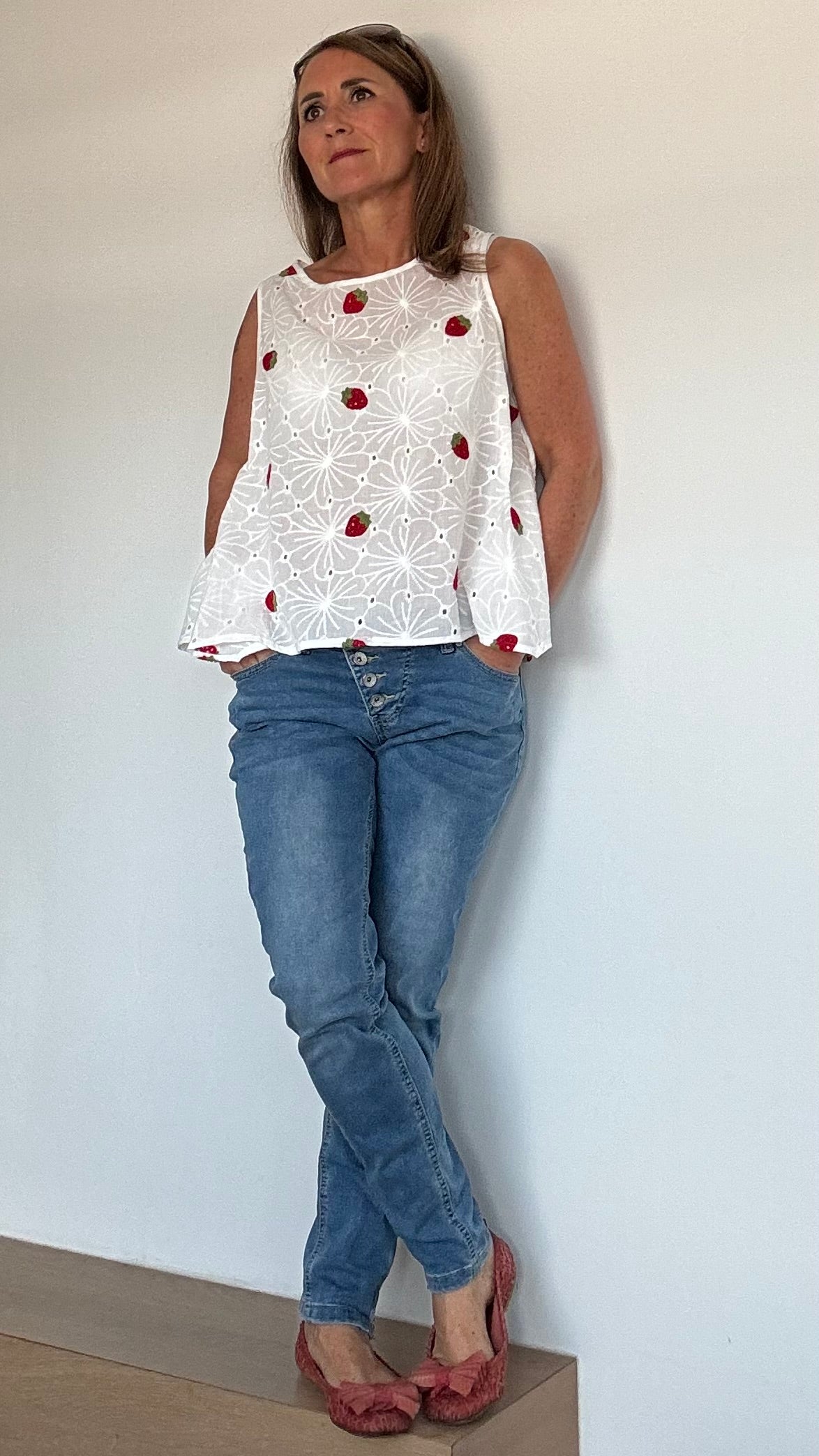 Weißes Baumwolltop aus Broderie Anglaise mit aufgestickten Erdbeeren. Detaisl findest du in der Produktbeschreibung.
