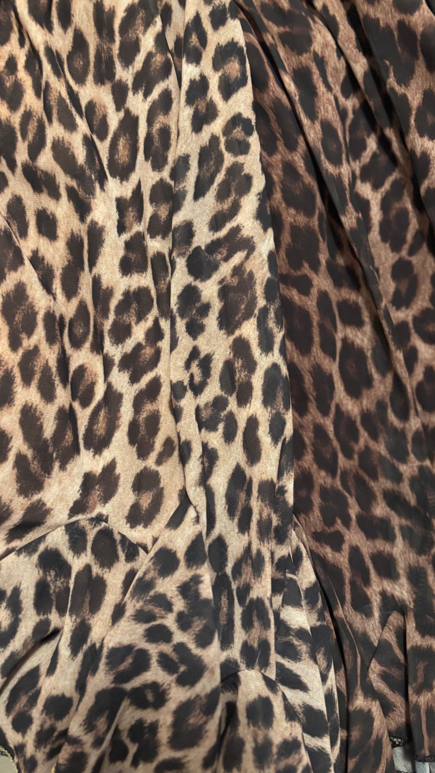 Wild & Elegant: Leo-Print Volant-Rock in Dark & Light