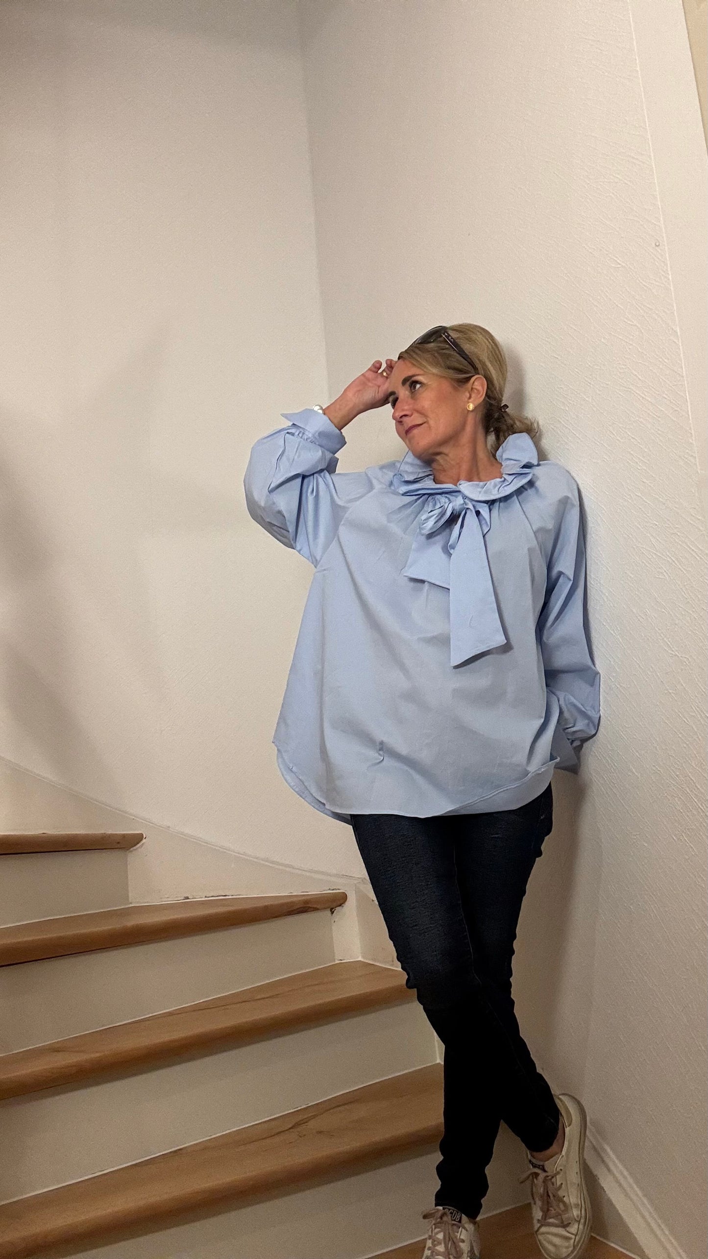 Volant Tie Blouse – Baumwollbluse mit besonderem Kragen