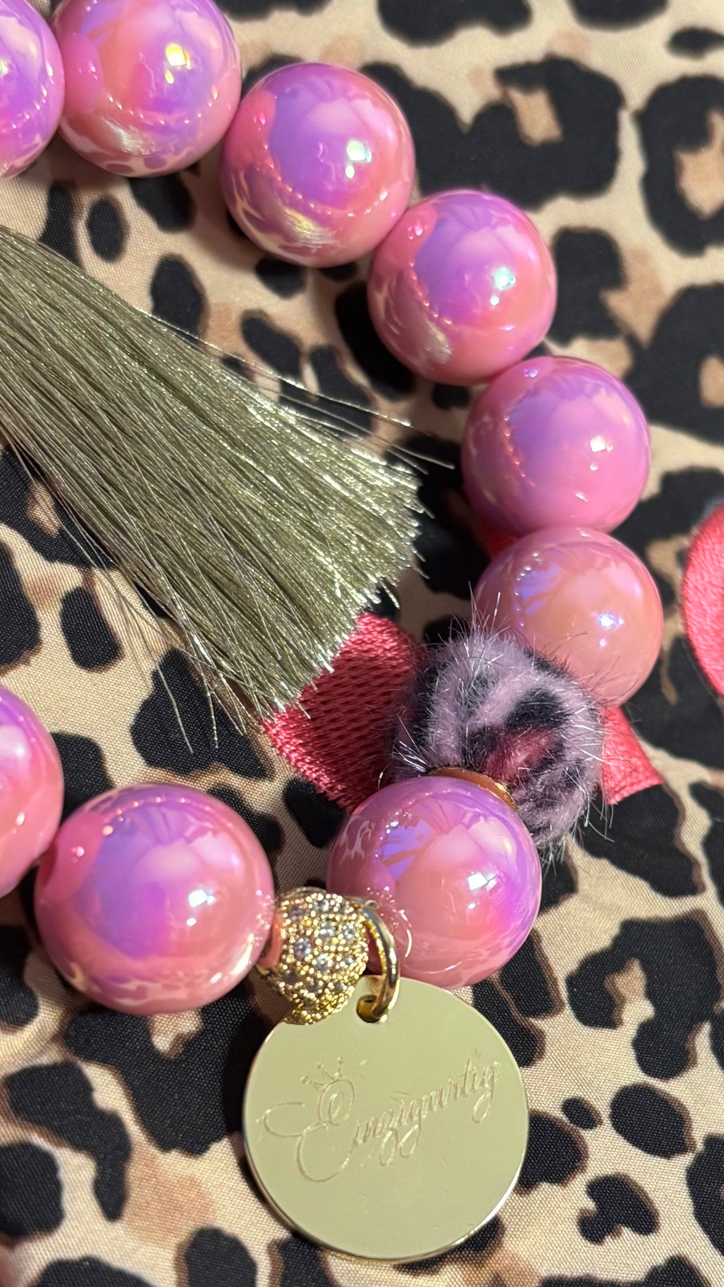 Perlenarmband Leo Love in Neonpink mit Cozy Leo Perle