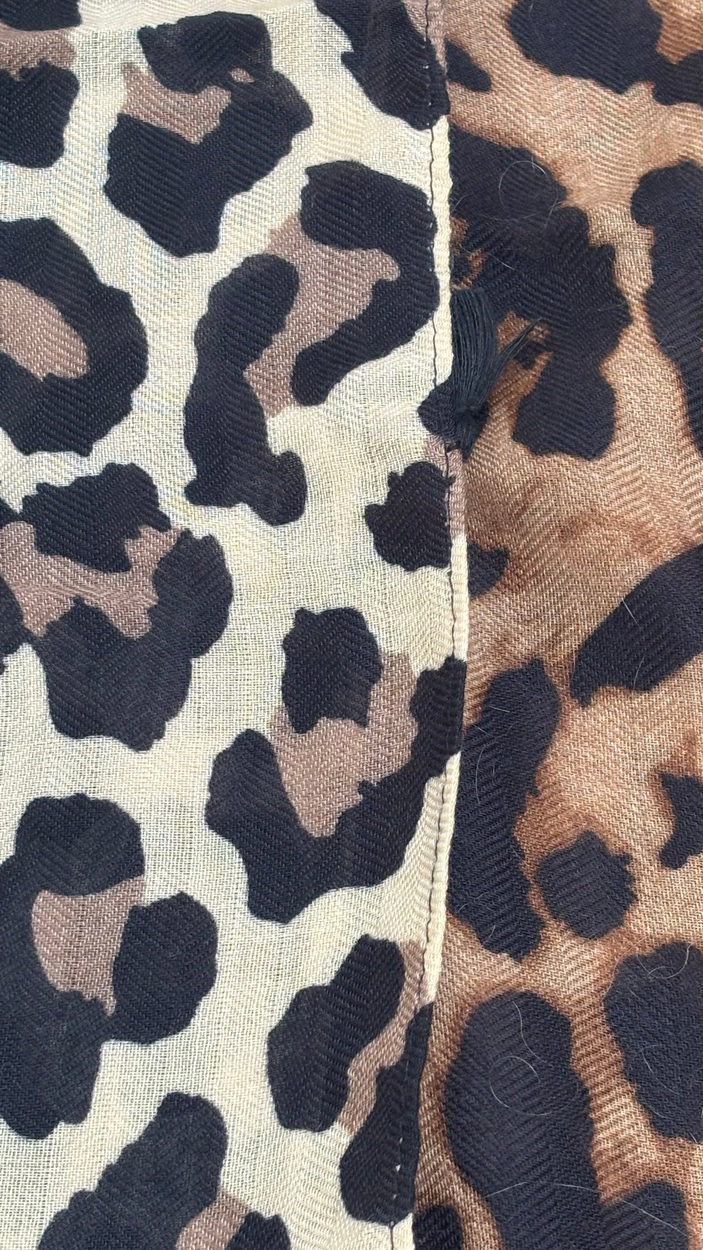 Wild Grace Scarf – Leo-Tuch mit Troddeln