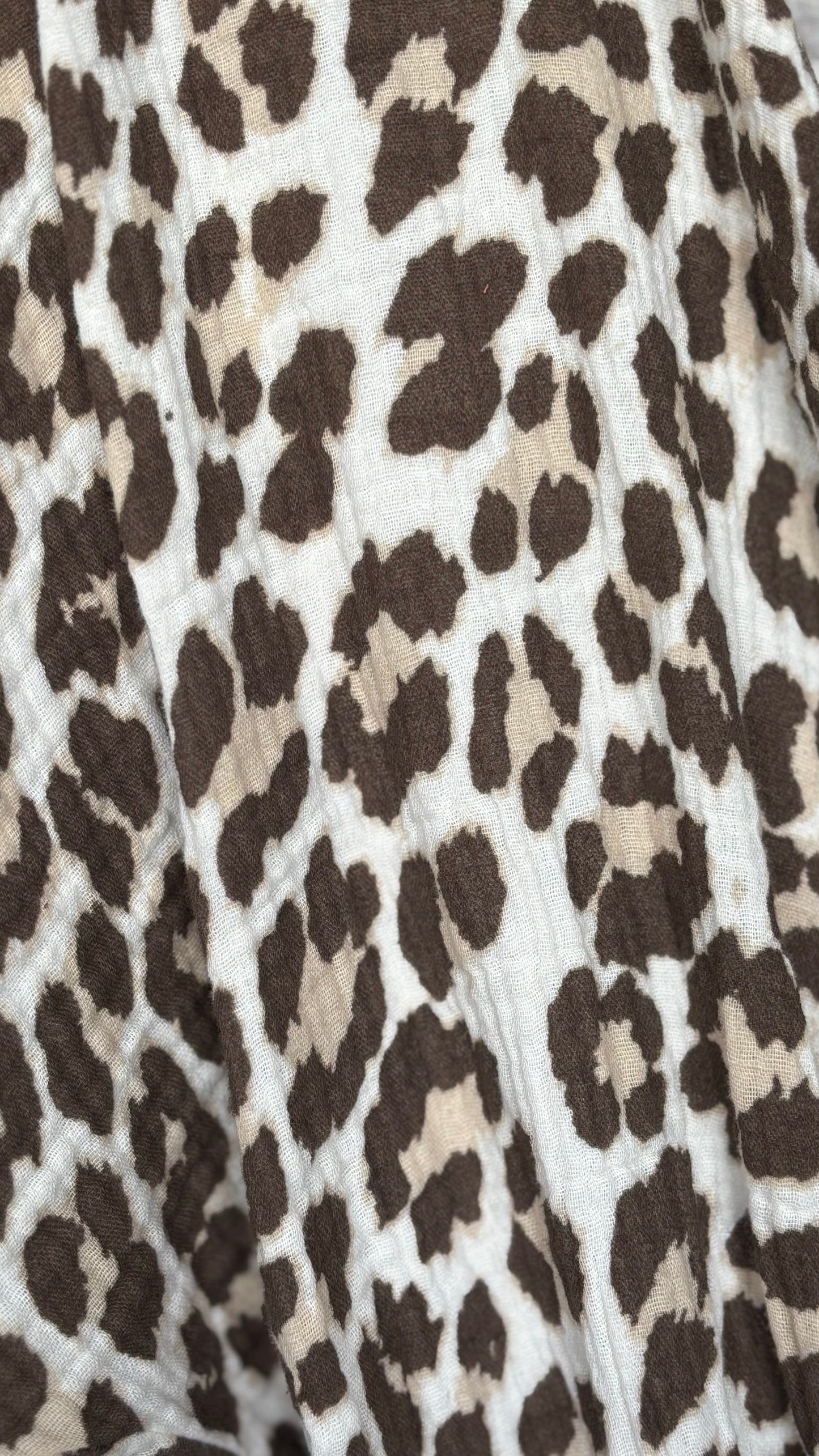 Leo Breeze – Wickelbluse aus Musselin mit Puffärmeln