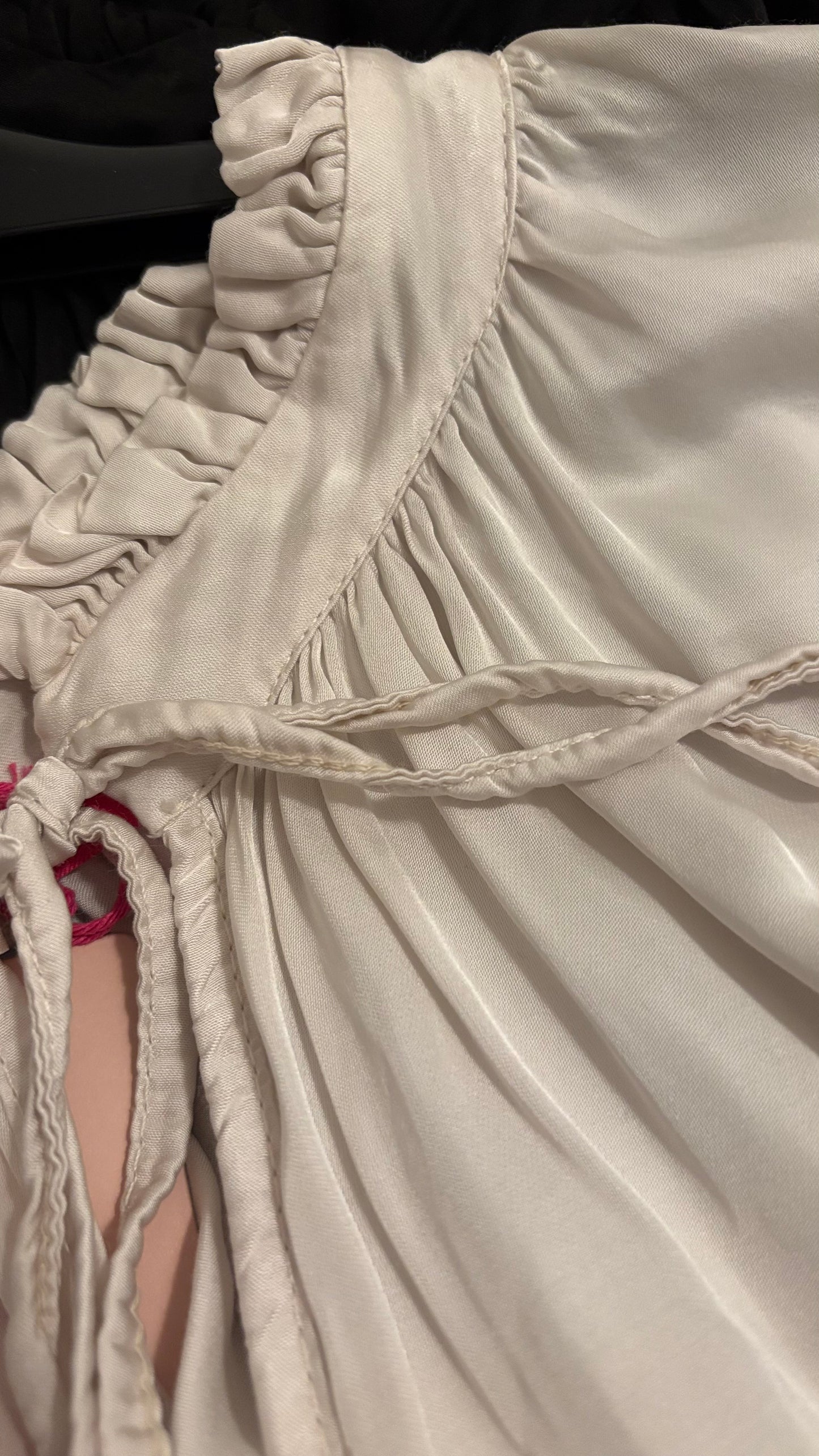 Bluse "Ruffle Grace" – Leicht, elegant, vielseitig, in zwei Farben