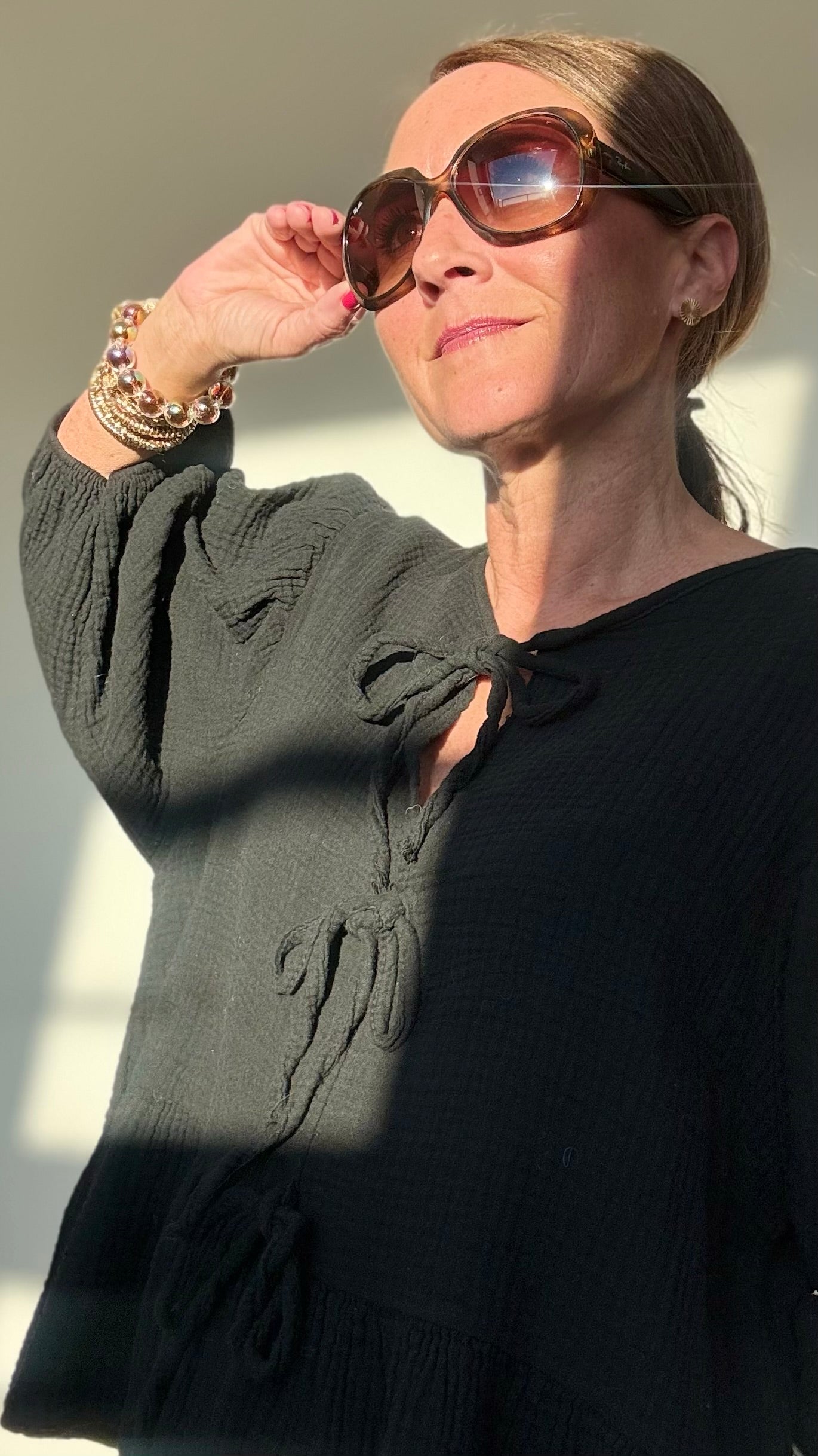 Luftige Bluse 'Pure Breeze' aus weichem Musselin in Unifarben. Mit Schößchen-Saum, 3/4-Ballonärmeln mit Gummibund und dekorativer Schleifenfront. Femininer Schnitt mit lockerer Passform (Größe 34-40). Rückenlänge: 57 cm. Perfekt für lässige oder romantische Looks – kombinierbar mit Jeans oder Cardigan