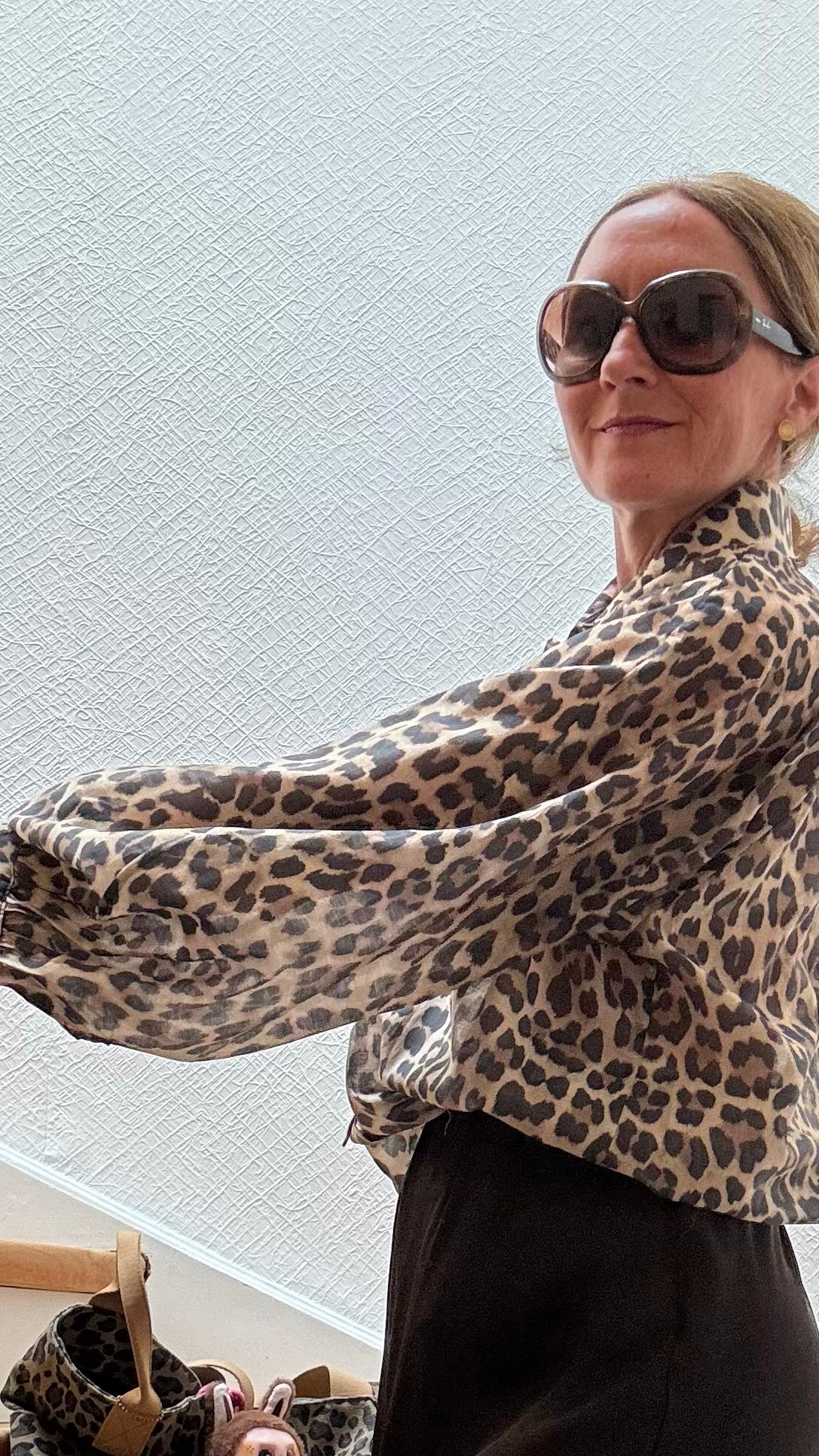 Dunkle Leo-Bluse mit Puffärmeln, Blusenkragen und optionalem Schleifenband, locker geschnitten, aus feinem Lyocell-Stoff
