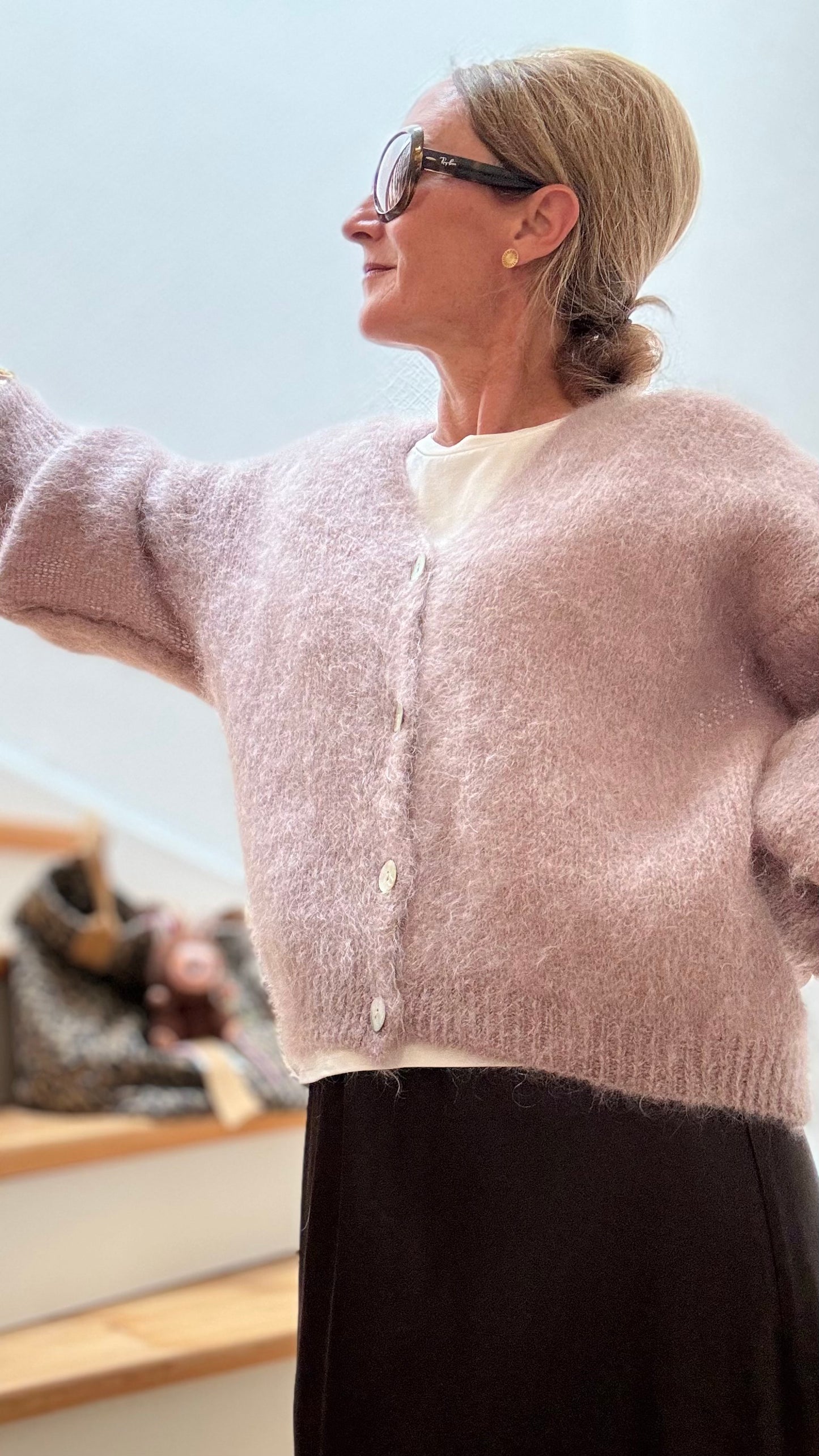 Pearl Luxe Cardigan aus Kid-Mohair in sanftem Strick mit V-Ausschnitt und Perlmuttknöpfen, locker geschnitten für Größen 34–42.
