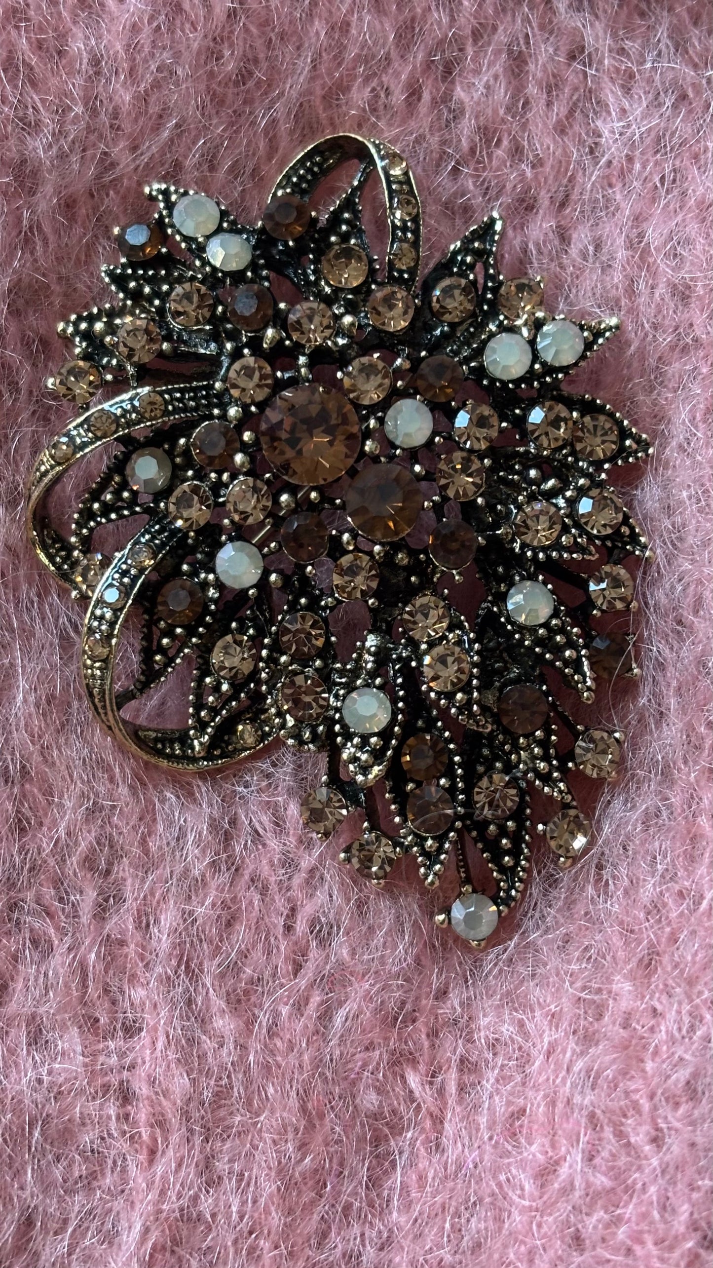 Amber Cascade Brosche – Goldener Kristallglanz