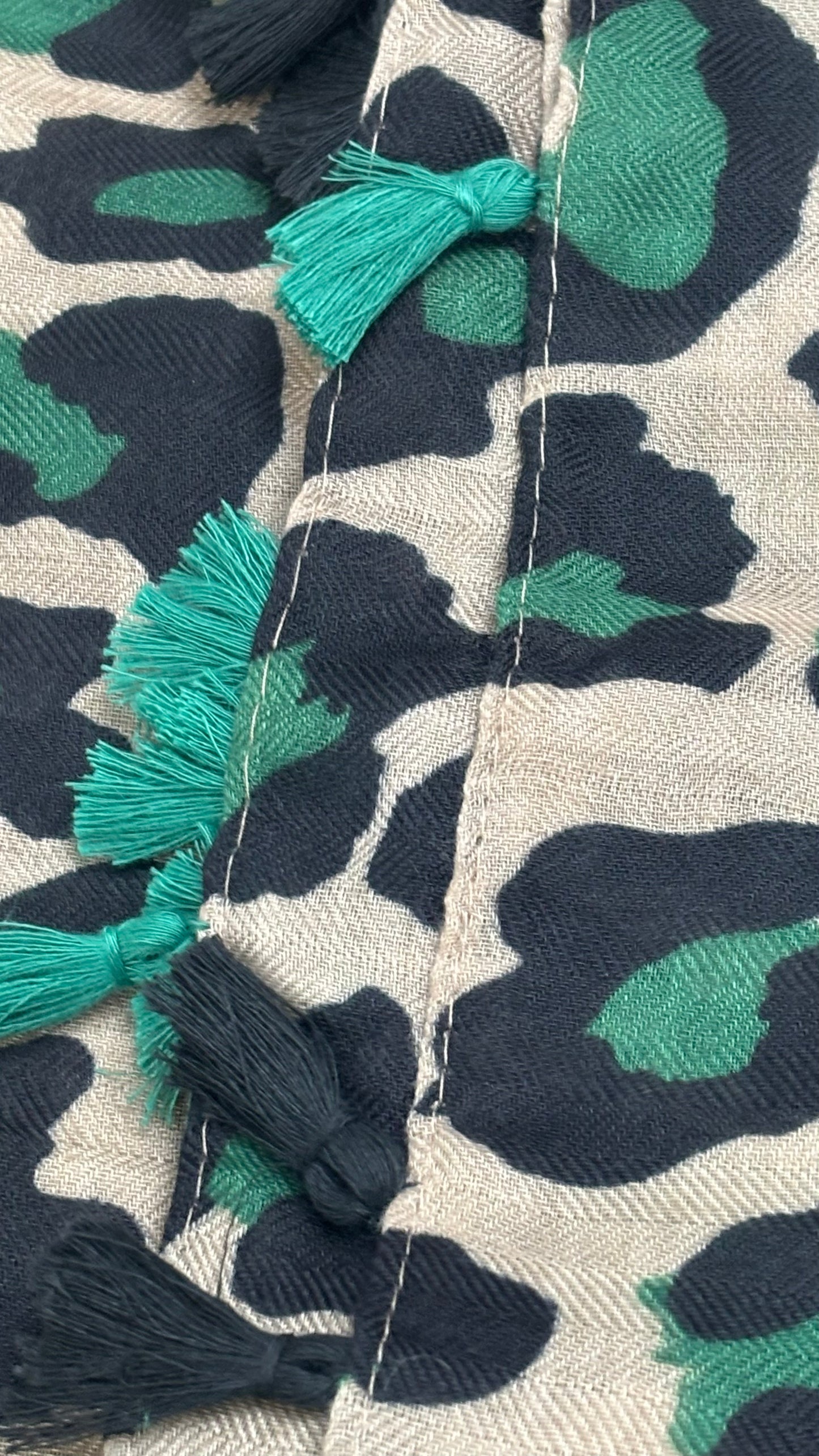 Wild Grace Scarf – Leo-Tuch mit Troddeln
