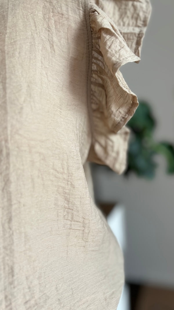 Summerbreeze Top aus einer luxuriösen Viskose-Leinen-Mischung in Schwarz, Wollweiß und Beige. Lockerer Rundhalsausschnitt, Flügelärmel und luftige Passform. Kann mit der Knopfleiste vorne oder hinten getragen werden. Perfekt für sommerliche Eleganz oder lässige Looks. Maße: Länge 59 cm, Armausschnitt 50 cm. Geeignet für Kleidergrößen 34 bis schmale 40