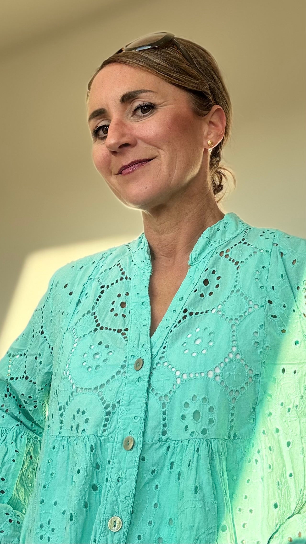 Sunny Serenity – Tunikabluse mit Boho-Charme & Broderie Anglaise