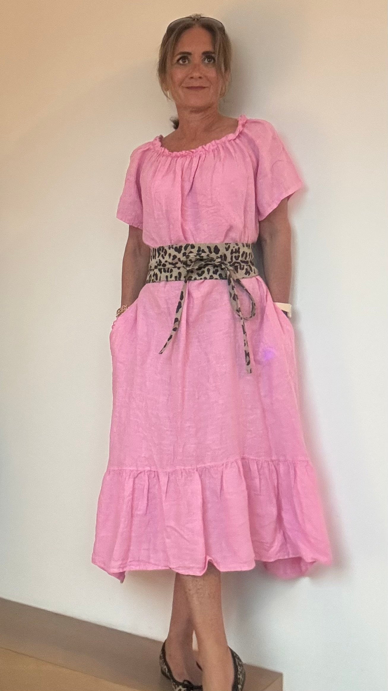Kurzärmliges Leinenkleid mit elastischem Halsausschnitt und Volant-Abschluss, gerade und luftig geschnitten. Länge vorne 110 cm, hinten leicht verlängert. Mit Eingriffstaschen und vielseitig tragbar – klassisch oder als Carmenkleid. Figurumspielend und ideal für Petite-Frauen. Aus 100 % Leinen für sommerlichen Komfort.