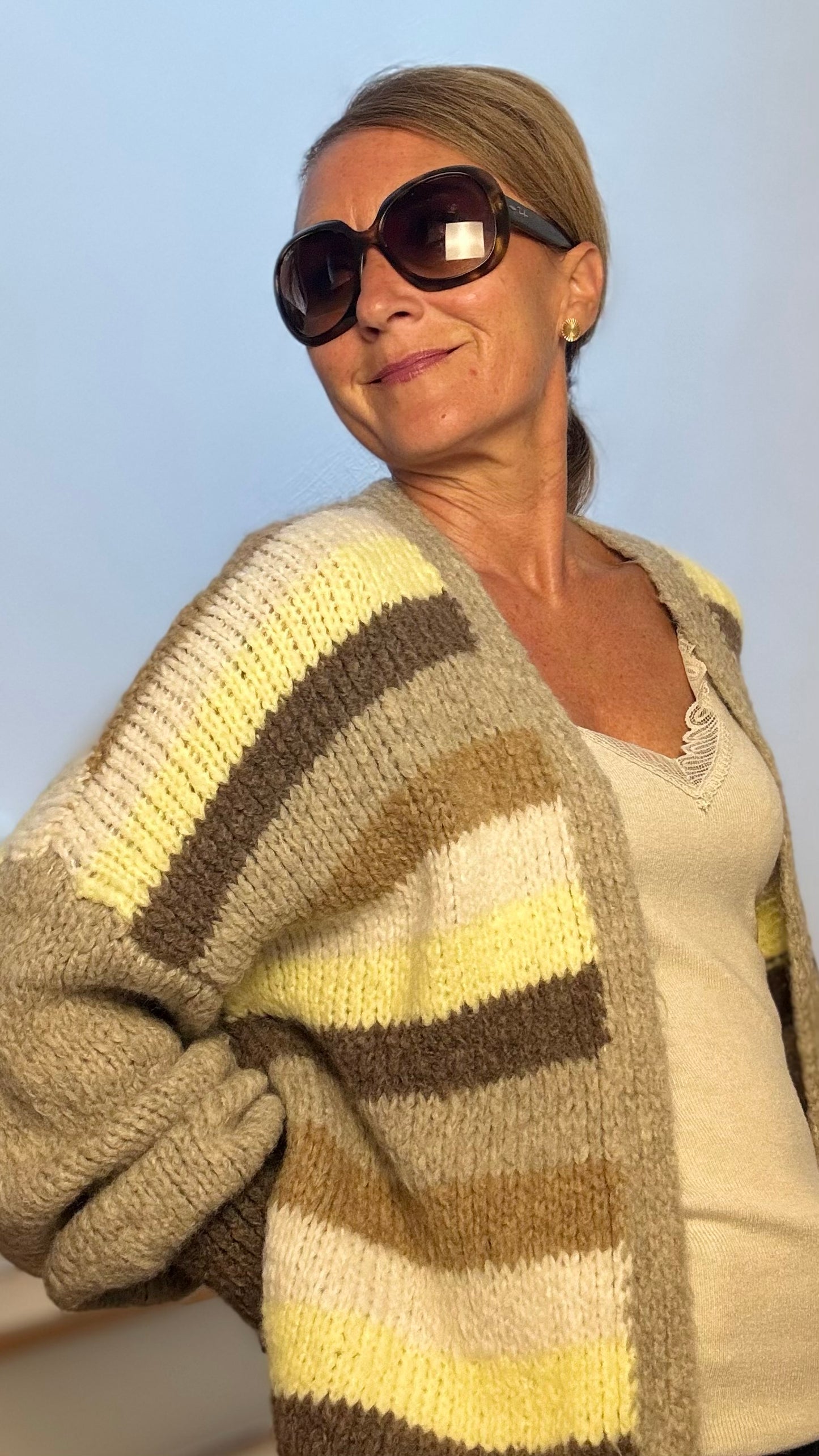Miss Lotti Golden Stripes Cardigan in Beige- und Hellgelb-Streifen mit unifarbenen Puffärmeln, offen zu tragen, Rückenlänge ca. 59 cm.