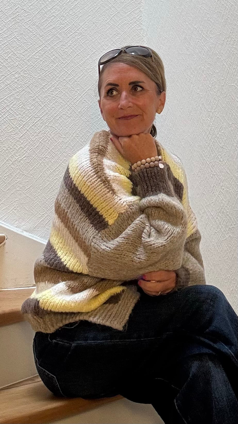 Miss Lotti Golden Stripes Cardigan in Beige- und Hellgelb-Streifen mit unifarbenen Puffärmeln, offen zu tragen, Rückenlänge ca. 59 cm.