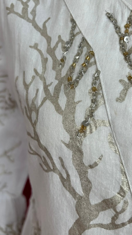 Nahaufnahme Korallenmuster mit goldenen Stäbchenpailletten. Für alle Details zu diesem Sommerkleid lies bitte unten unsere Produktbeschreibung.