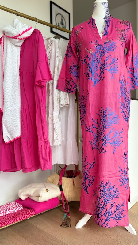 Langes pinkes Strandkleid mit blauem Korallenmuster. Weitere Details und Beschreibungen findest du unten in der Produktbeschreibung.