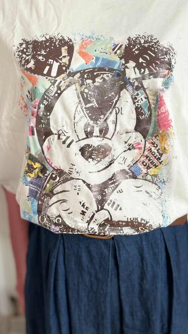 Weißes Kurzarm-T-Shirt, lässig weit geschnitten und auf der Vorderseite mit Mickey Mouse-Print. Hier kombiniert mit einem Jeans-Rock.