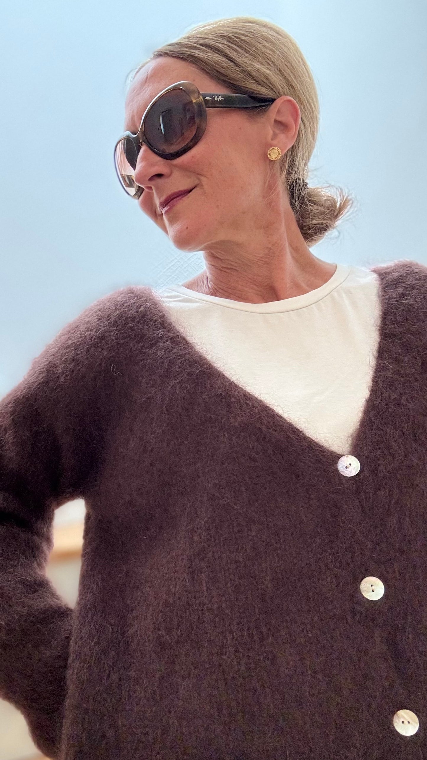 Pearl Luxe Cardigan aus Kid-Mohair in sanftem Strick mit V-Ausschnitt und Perlmuttknöpfen, locker geschnitten für Größen 34–42. Farbe: Schokobraun.