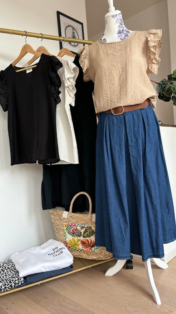 Lockeres Oberteil mit Flügelärmelchen, in beige, kombiniert mit Jeansrock. Details findest du in der Produktbeschreibung.