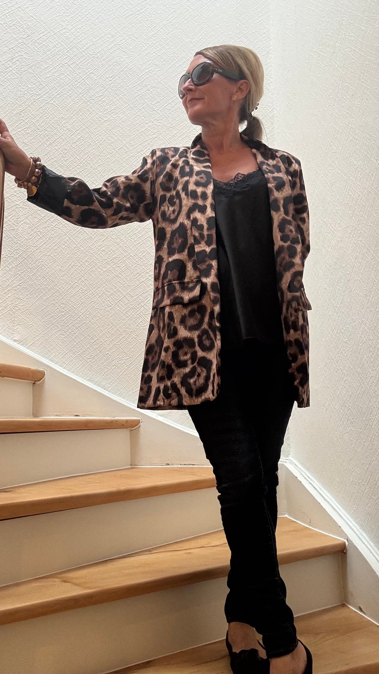 Leichter Oversize-Blazer im dunklen Leo-Print mit schwarzem Futter. Offener Schnitt, gekrempelte Ärmel, Länge ca. 72 cm – vielseitig kombinierbar.