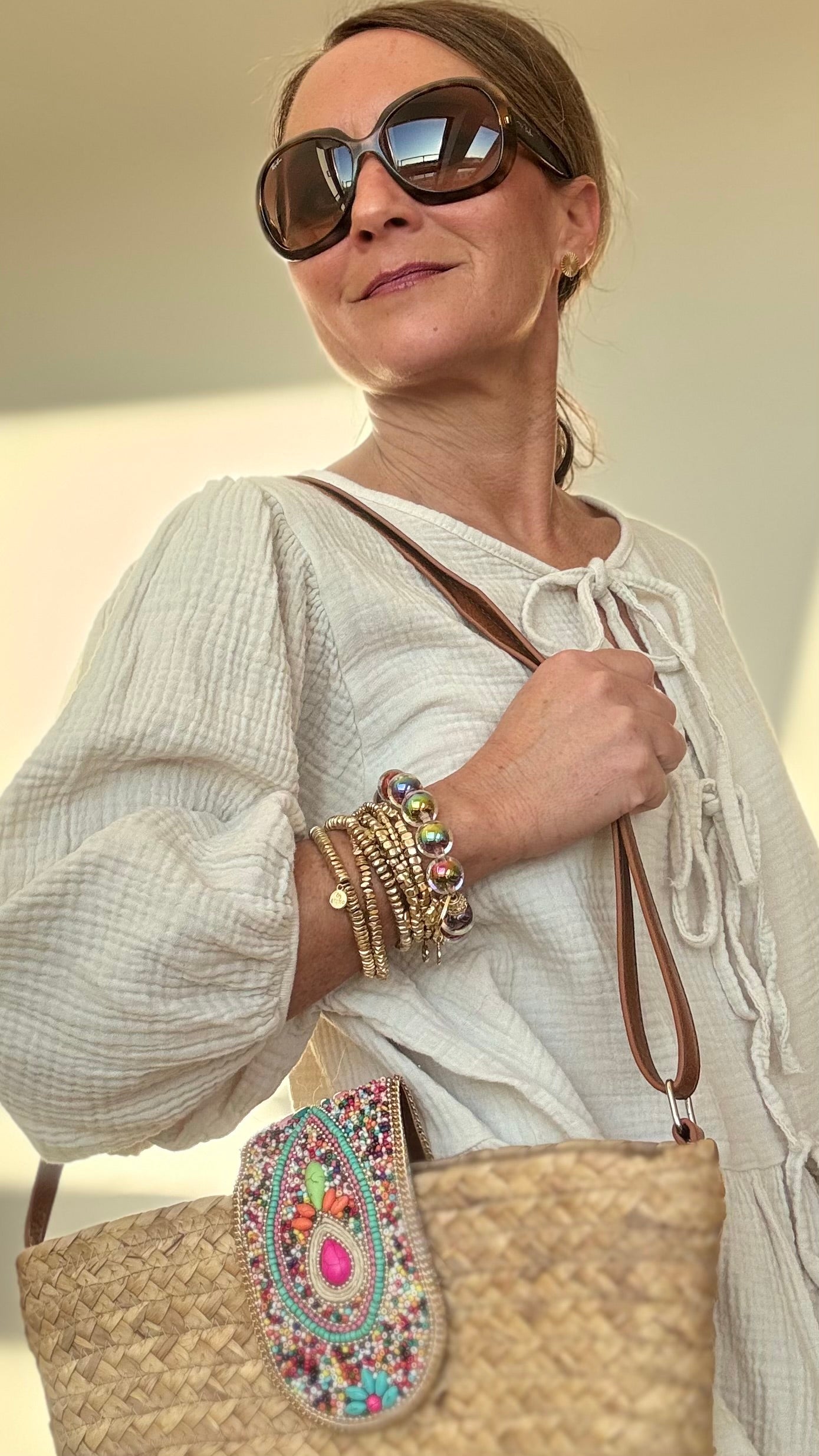 Luftige Bluse 'Pure Breeze' aus weichem Musselin in Unifarben. Mit Schößchen-Saum, 3/4-Ballonärmeln mit Gummibund und dekorativer Schleifenfront. Femininer Schnitt mit lockerer Passform (Größe 34-40). Rückenlänge: 57 cm. Perfekt für lässige oder romantische Looks – kombinierbar mit Jeans oder Cardigan