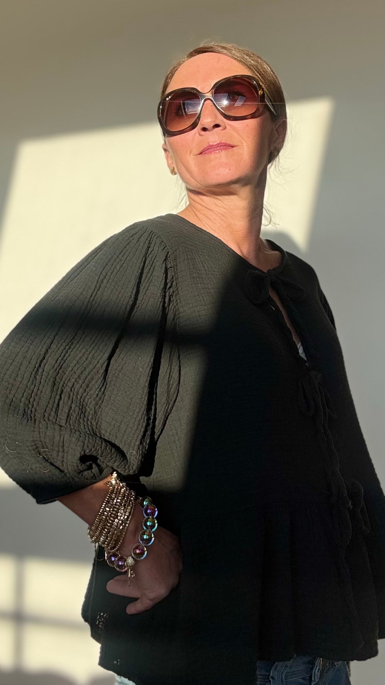 Luftige Bluse 'Pure Breeze' aus weichem Musselin in Unifarben. Mit Schößchen-Saum, 3/4-Ballonärmeln mit Gummibund und dekorativer Schleifenfront. Femininer Schnitt mit lockerer Passform (Größe 34-40). Rückenlänge: 57 cm. Perfekt für lässige oder romantische Looks – kombinierbar mit Jeans oder Cardigan