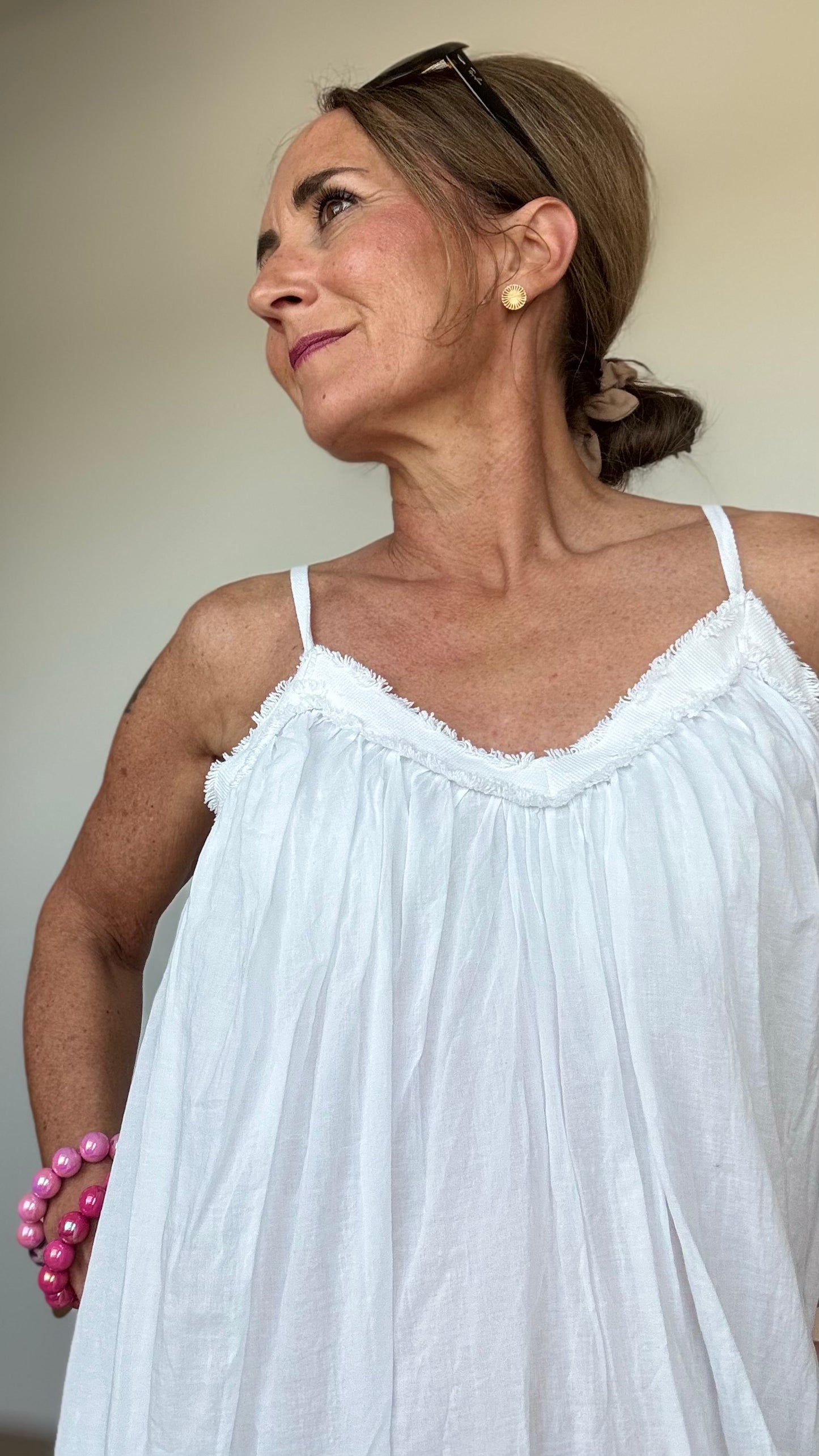Luftiges Sommerkleid aus 100% Baumwolle in Weiß. Locker geschnittene A-Linie mit doppellagigem Stoff und verstellbaren Spaghettiträgern. Kleid fällt fließend bis ca. Knöchellänge (136 cm), ideal auch für Petite-Frauen. Styling mit flachen Sandalen, Gürtel oder Jeansjacke möglich – wandelbar von pur bis city-chic.