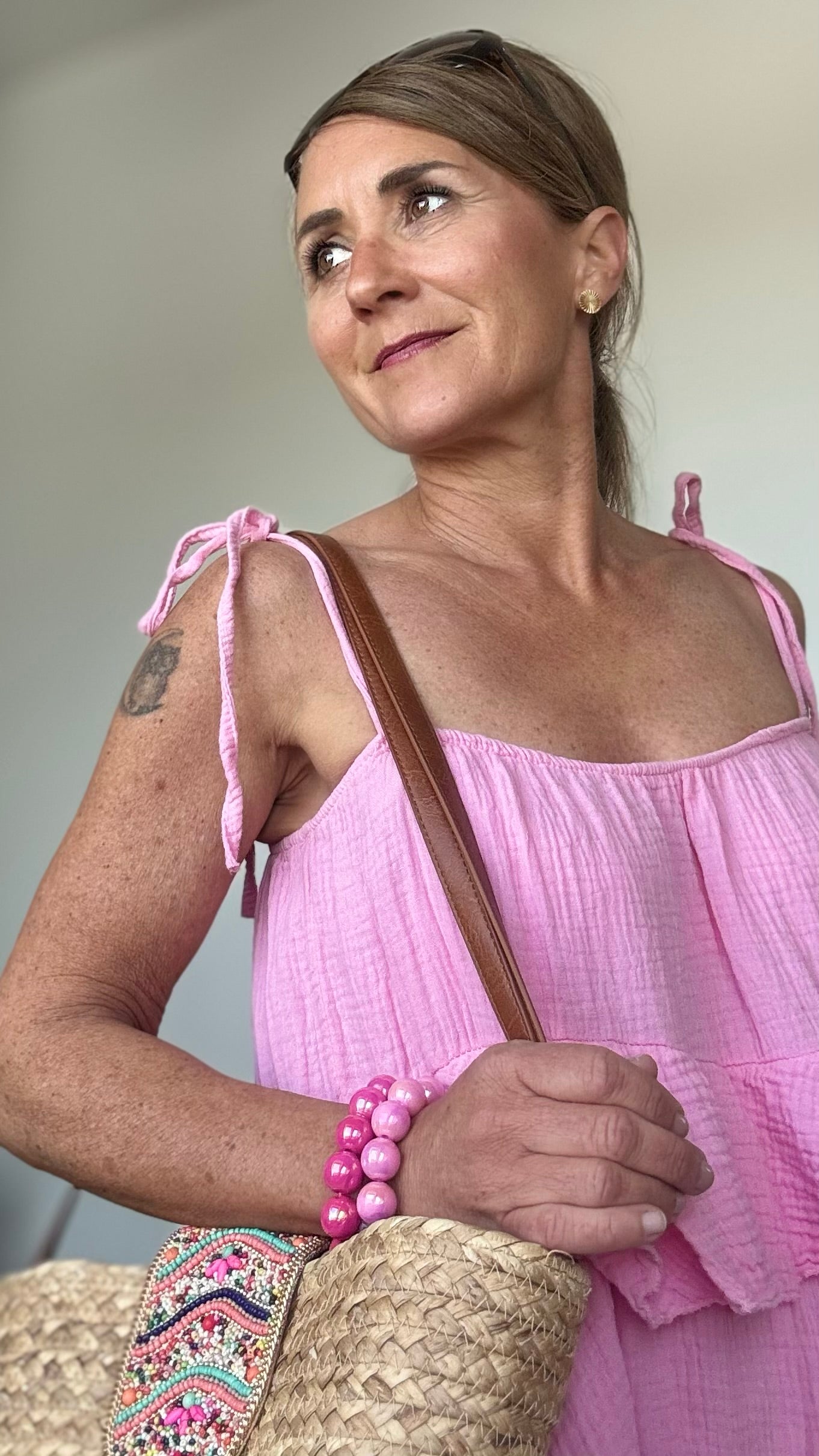 Luftiges Sommerkleid aus weichem Musselin in Weiß mit verstellbaren Spaghettiträgern und elastischem Ausschnitt. Das Kleid fällt locker und ist vorn etwas kürzer geschnitten als hinten. Drei Volantstufen sorgen für Bewegung und femininen Schwung. Perfekt kombinierbar mit Sandalen, Sneakers oder Ballerinas – ideal für warme Tage in der Stadt, am Strand oder auf der Sommerparty. Länge ca. 132 cm, passt locker von Größe 34–42, auch für Petite geeignet.