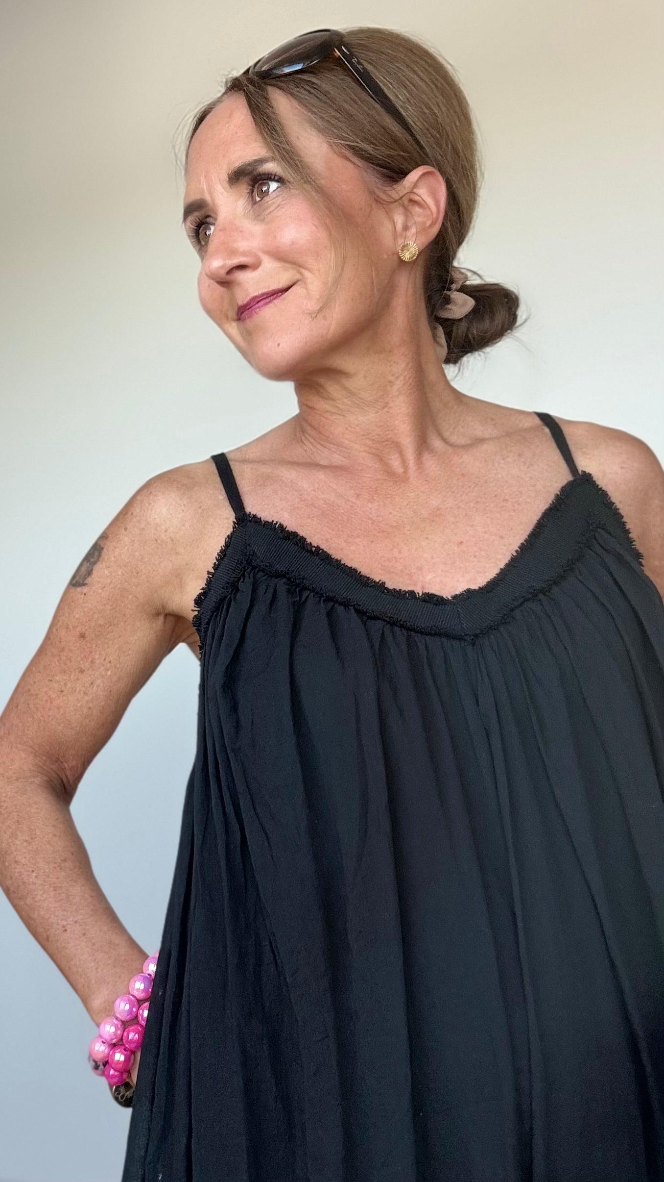 Luftiges Sommerkleid aus 100% Baumwolle in Weiß. Locker geschnittene A-Linie mit doppellagigem Stoff und verstellbaren Spaghettiträgern. Kleid fällt fließend bis ca. Knöchellänge (136 cm), ideal auch für Petite-Frauen. Styling mit flachen Sandalen, Gürtel oder Jeansjacke möglich – wandelbar von pur bis city-chic.