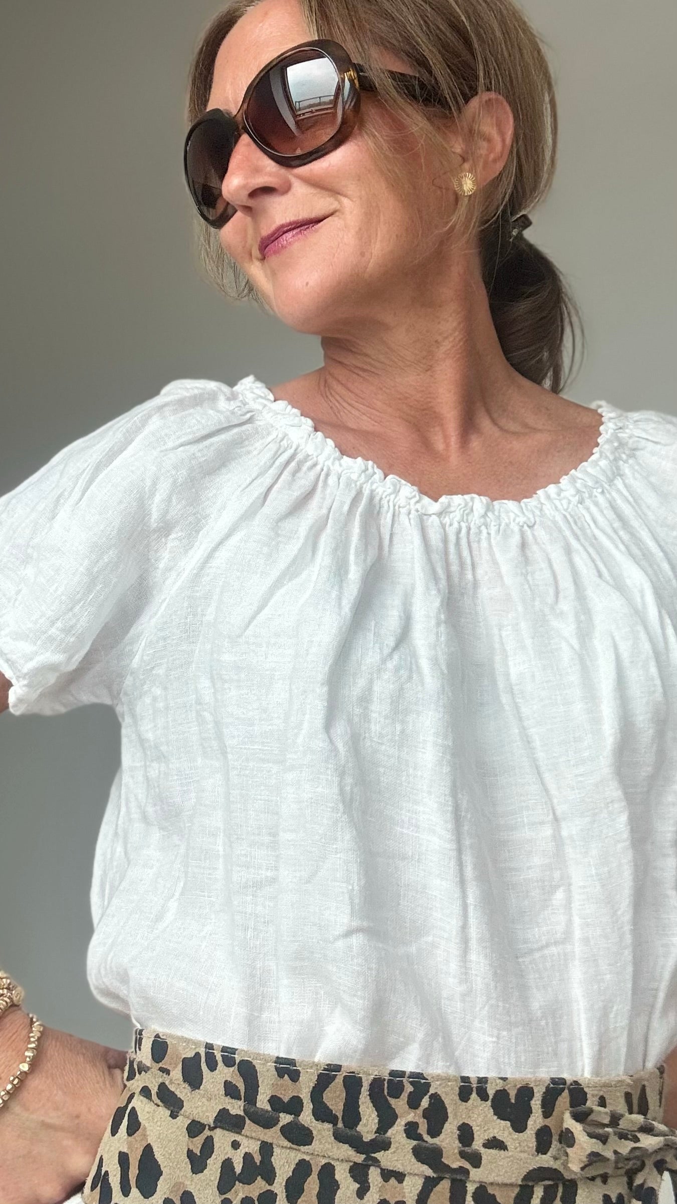 Kurzärmliges Leinenkleid mit elastischem Halsausschnitt und Volant-Abschluss, gerade und luftig geschnitten. Länge vorne 110 cm, hinten leicht verlängert. Mit Eingriffstaschen und vielseitig tragbar – klassisch oder als Carmenkleid. Figurumspielend und ideal für Petite-Frauen. Aus 100 % Leinen für sommerlichen Komfort.