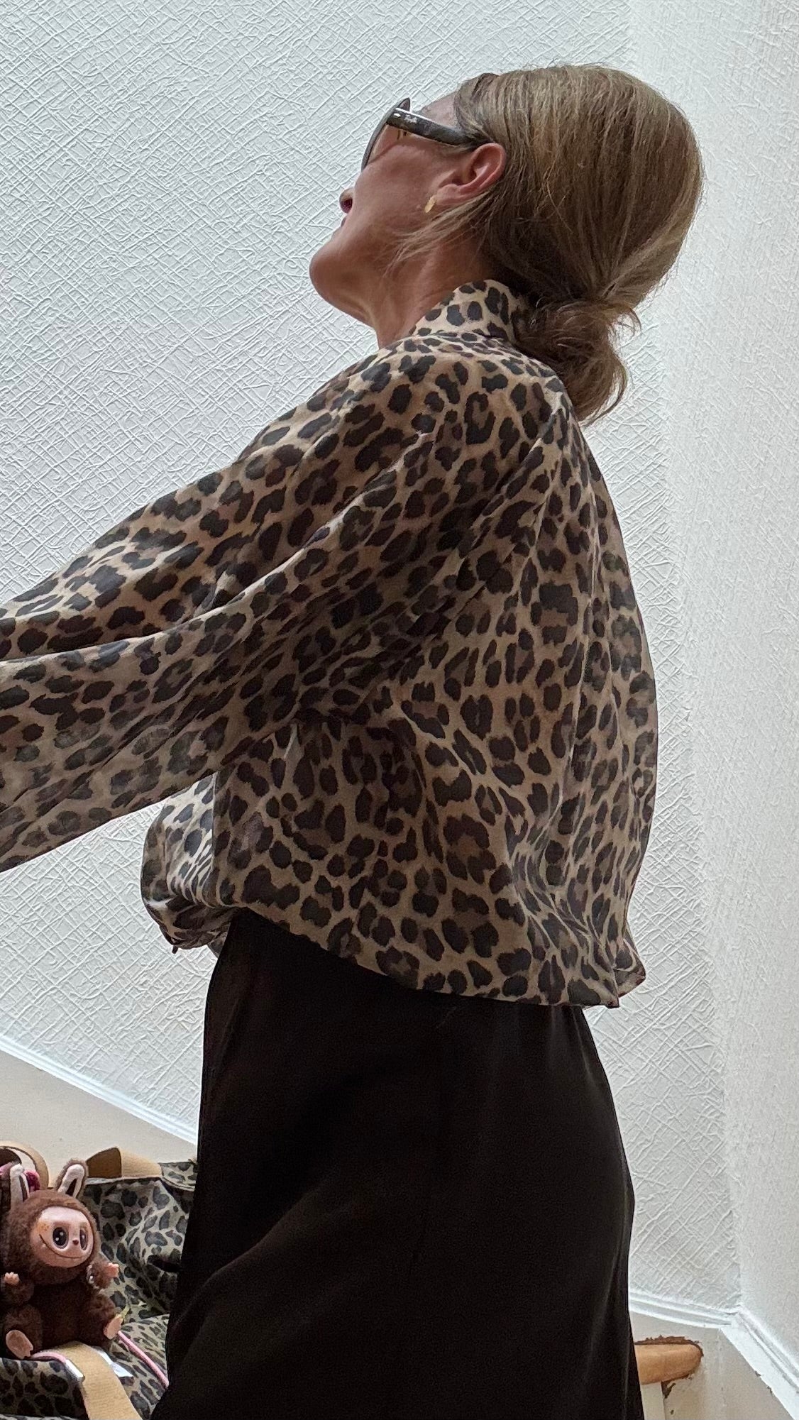 Dunkle Leo-Bluse mit Puffärmeln, Blusenkragen und optionalem Schleifenband, locker geschnitten, aus feinem Lyocell-Stoff