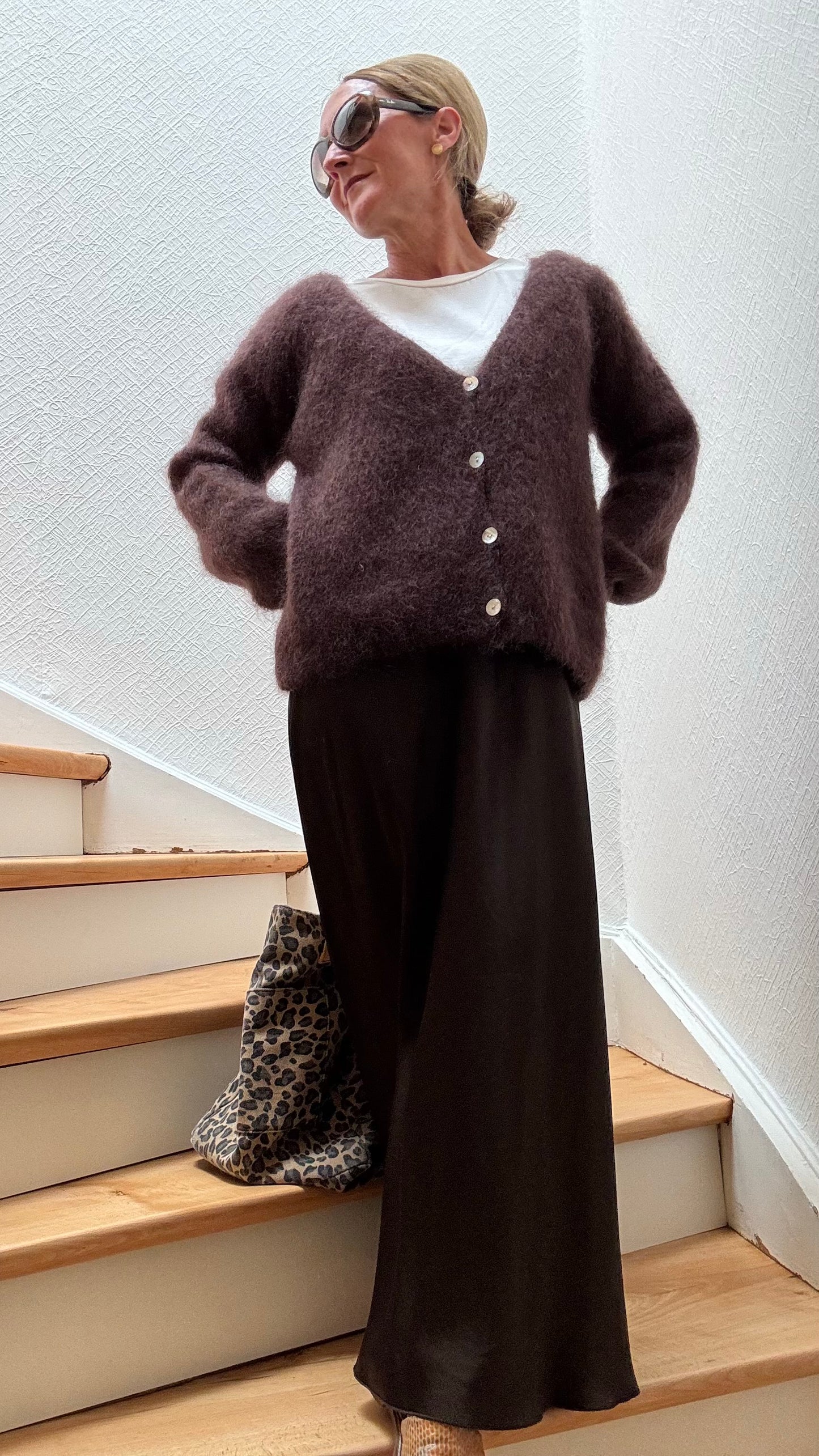 Pearl Luxe Cardigan aus Kid-Mohair in sanftem Strick mit V-Ausschnitt und Perlmuttknöpfen, locker geschnitten für Größen 34–42.