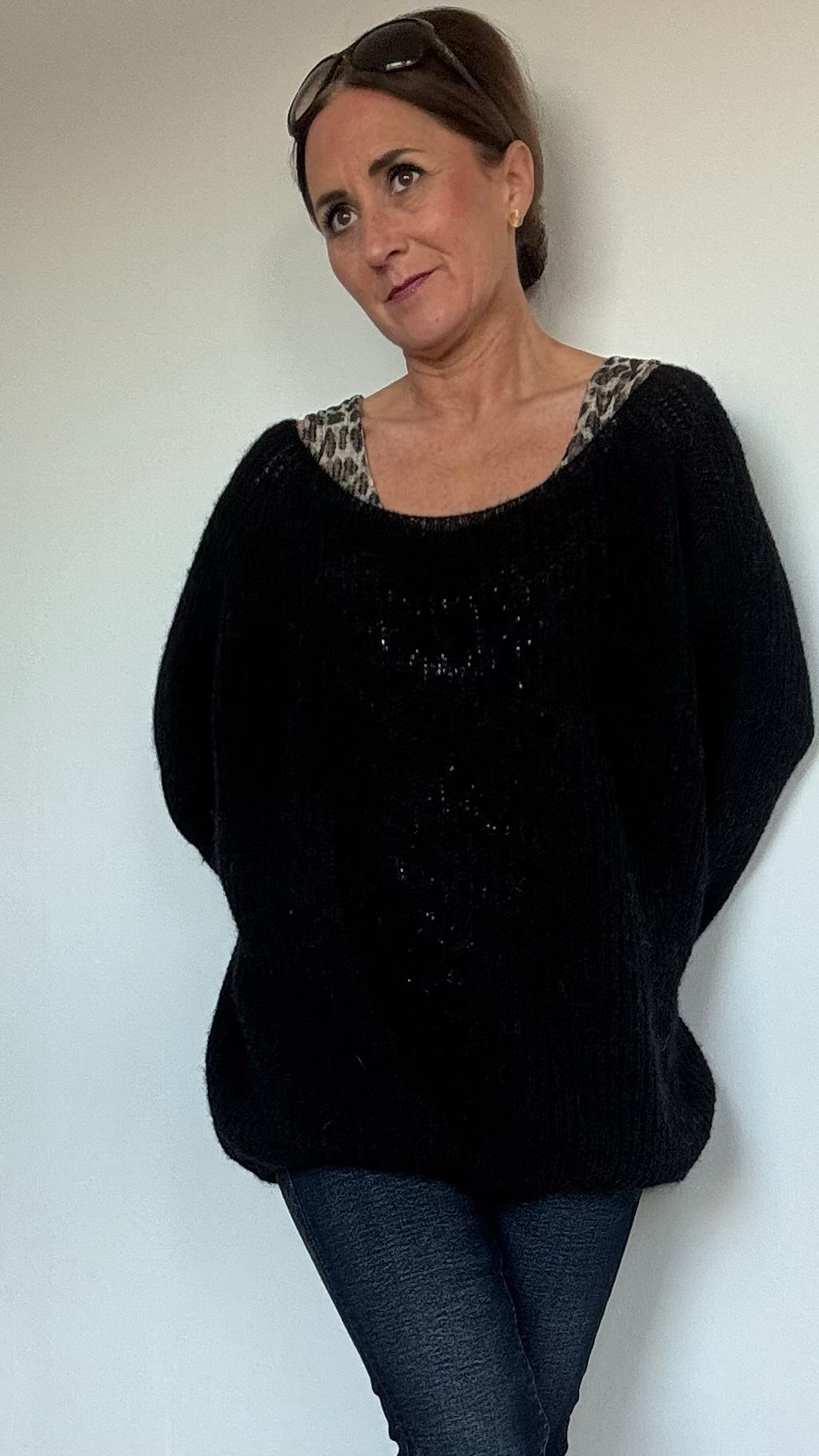 Schwarzer Oversize-Pullover aus superfeinem Alpaka, gestrickt im Patentmuster. Der Pullover hat einen weiten U-Boot-Ausschnitt, überschnittene Schultern und eine Länge von 63 cm. Die großzügige Passform (Achsel zu Achsel: 78 cm) passt von Größe 34 bis 42. Dank des federleichten, hauchzarten Materials ist er ideal für alle Jahreszeiten. Perfekt für Layering-Looks: Kombiniert mit einem Top, das leicht hervorblitzt, oder leger über Jeans getragen. Zeitloses Schwarz für vielseitige, stilvolle Outfits.