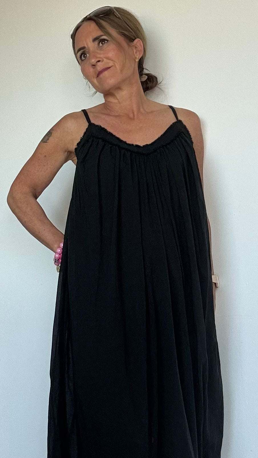 Luftiges Sommerkleid aus 100% Baumwolle in Weiß. Locker geschnittene A-Linie mit doppellagigem Stoff und verstellbaren Spaghettiträgern. Kleid fällt fließend bis ca. Knöchellänge (136 cm), ideal auch für Petite-Frauen. Styling mit flachen Sandalen, Gürtel oder Jeansjacke möglich – wandelbar von pur bis city-chic.