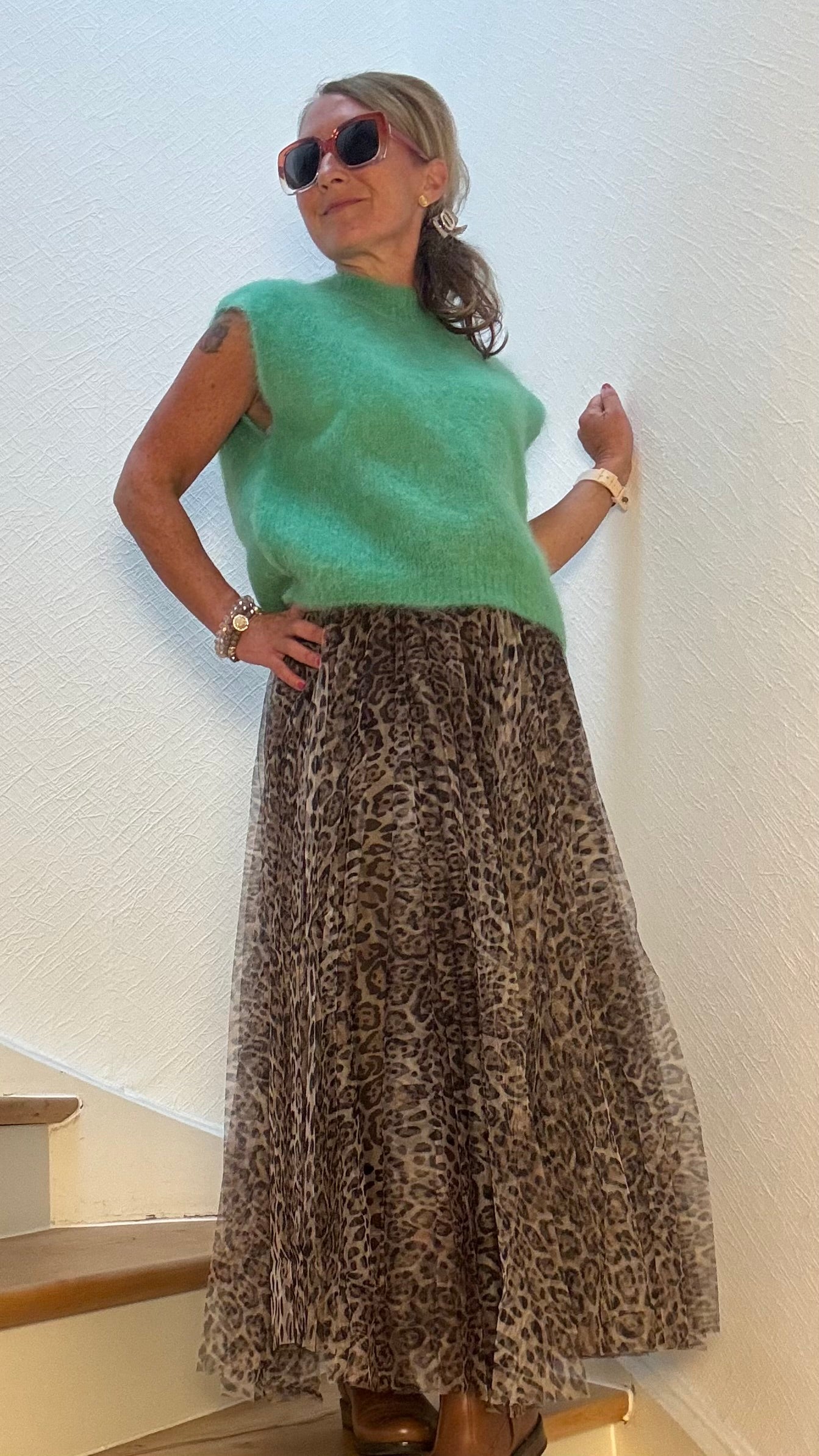Delicate Leo Tüllrock in Mocha Mousse mit feinem Leo-Print, dekorativem Zierbund und Schleife. Länge ca. 89 cm, elastischer Bund, bequem für Größen 34–40. Perfekt für Alltag und besondere Anlässe.