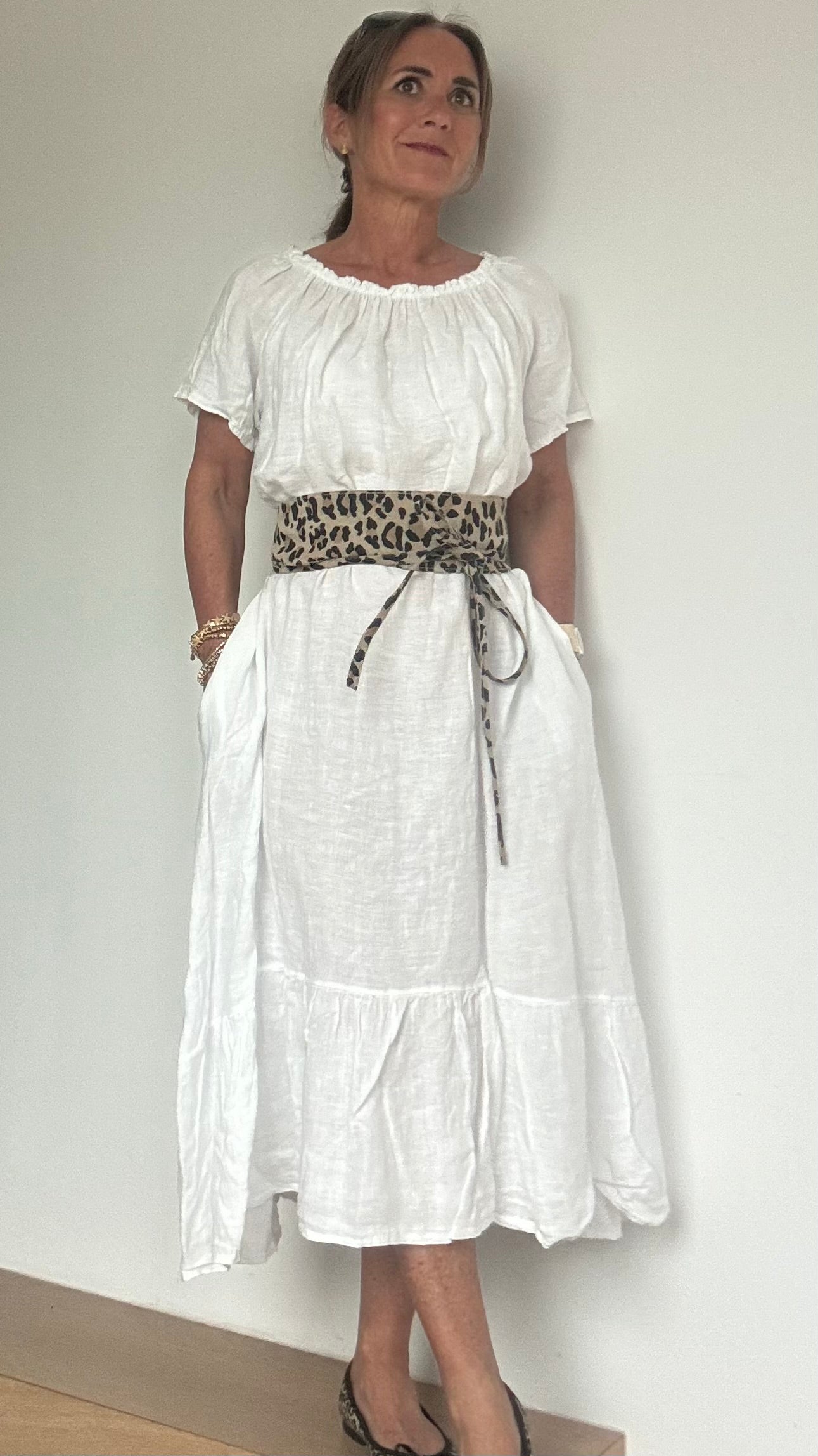 Kurzärmliges Leinenkleid mit elastischem Halsausschnitt und Volant-Abschluss, gerade und luftig geschnitten. Länge vorne 110 cm, hinten leicht verlängert. Mit Eingriffstaschen und vielseitig tragbar – klassisch oder als Carmenkleid. Figurumspielend und ideal für Petite-Frauen. Aus 100 % Leinen für sommerlichen Komfort.
