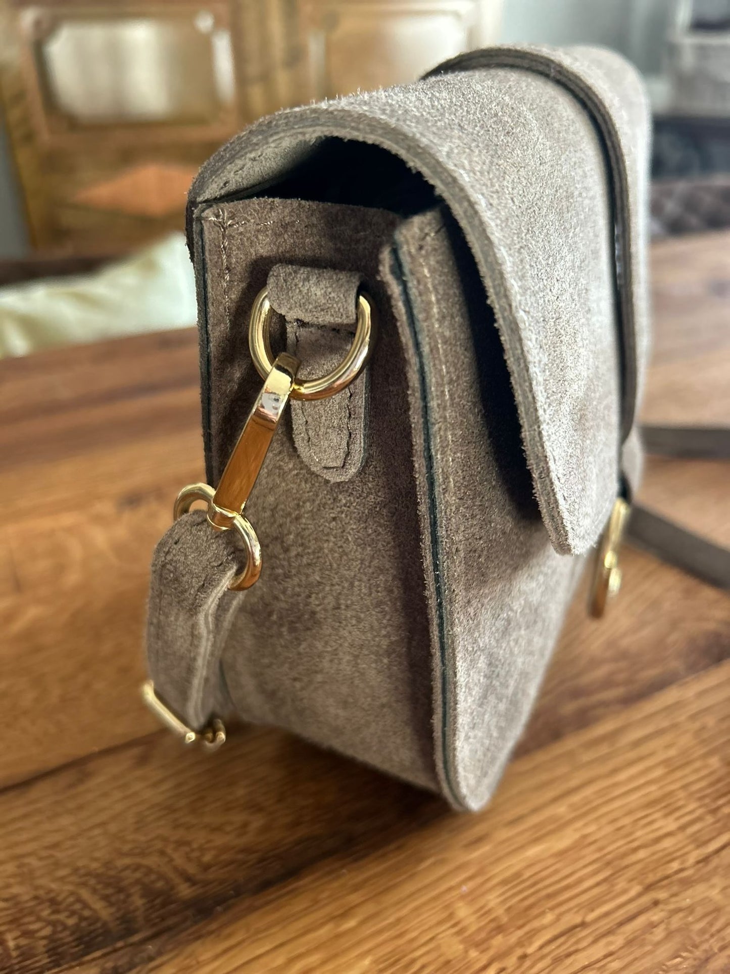 Elegance in Suede – Zeitlose Wildleder-Handtasche in Taupe