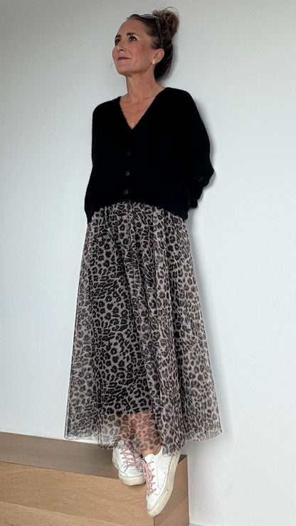 Frau trägt einen  schwarzen Cardigan, dazu den Tüllrock in der Farbvariante heller Leo-Print. Details findest du in unserer Produktbeschreibung.