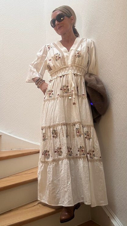 Golden Boho Dress – Maxikleid mit Stickerei und Paillettendetails