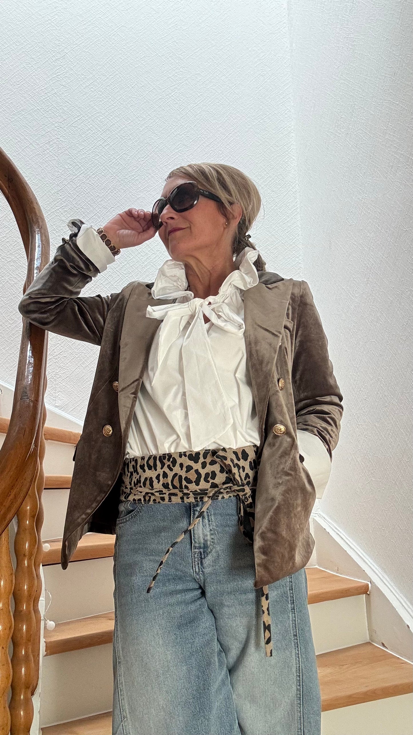 Volant Tie Blouse – Baumwollbluse mit besonderem Kragen