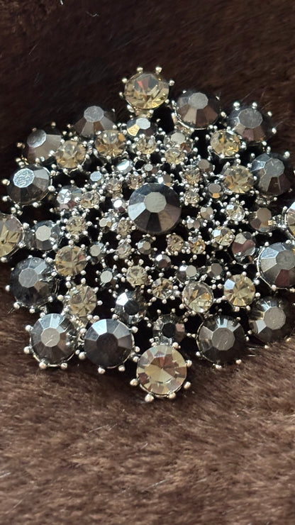 Sparkle Bloom Brosche – in drei Farbwelten