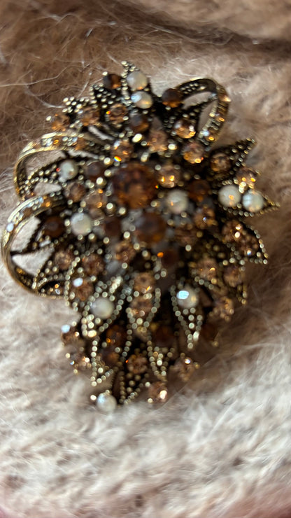 Amber Cascade Brosche – Goldener Kristallglanz