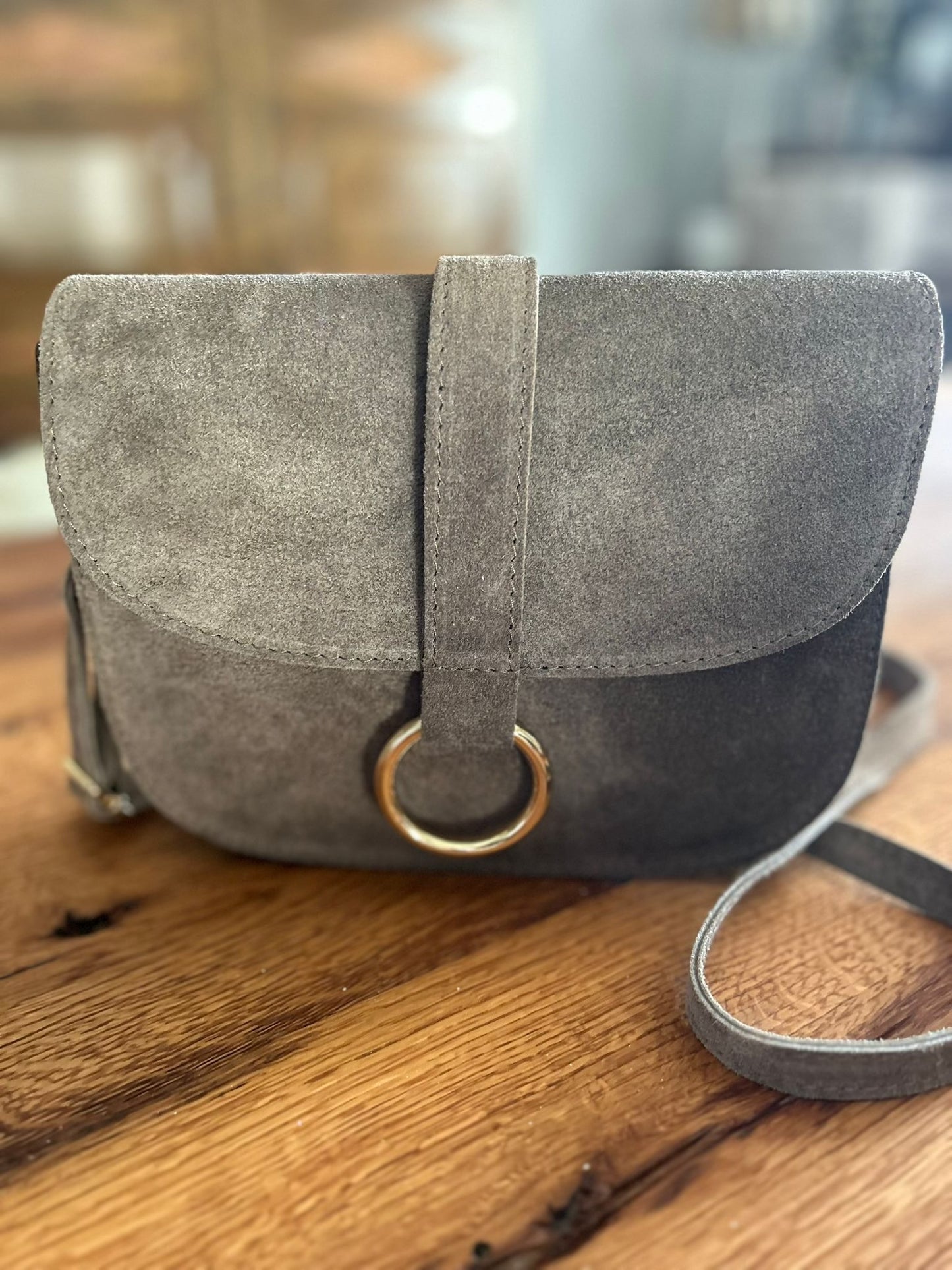 Elegance in Suede – Zeitlose Wildleder-Handtasche in Taupe