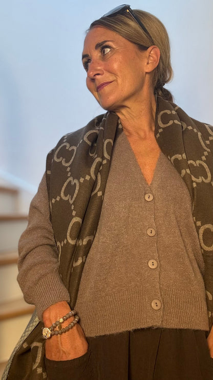 Großer wendbarer Schal aus 100 % Viskose, Maße 192 x 70 cm, eine Seite Schokoladenbraun mit taupefarbenem Muster, andere Seite Jeansblau mit Creme